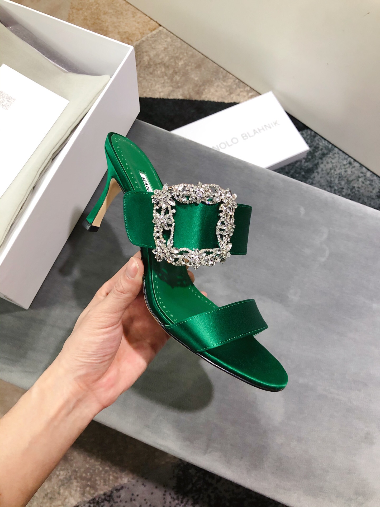 Luxury Italian-Made Manolo Blahnik Shoes: Precision Craftsmanship and Quality Materials - 图片 5