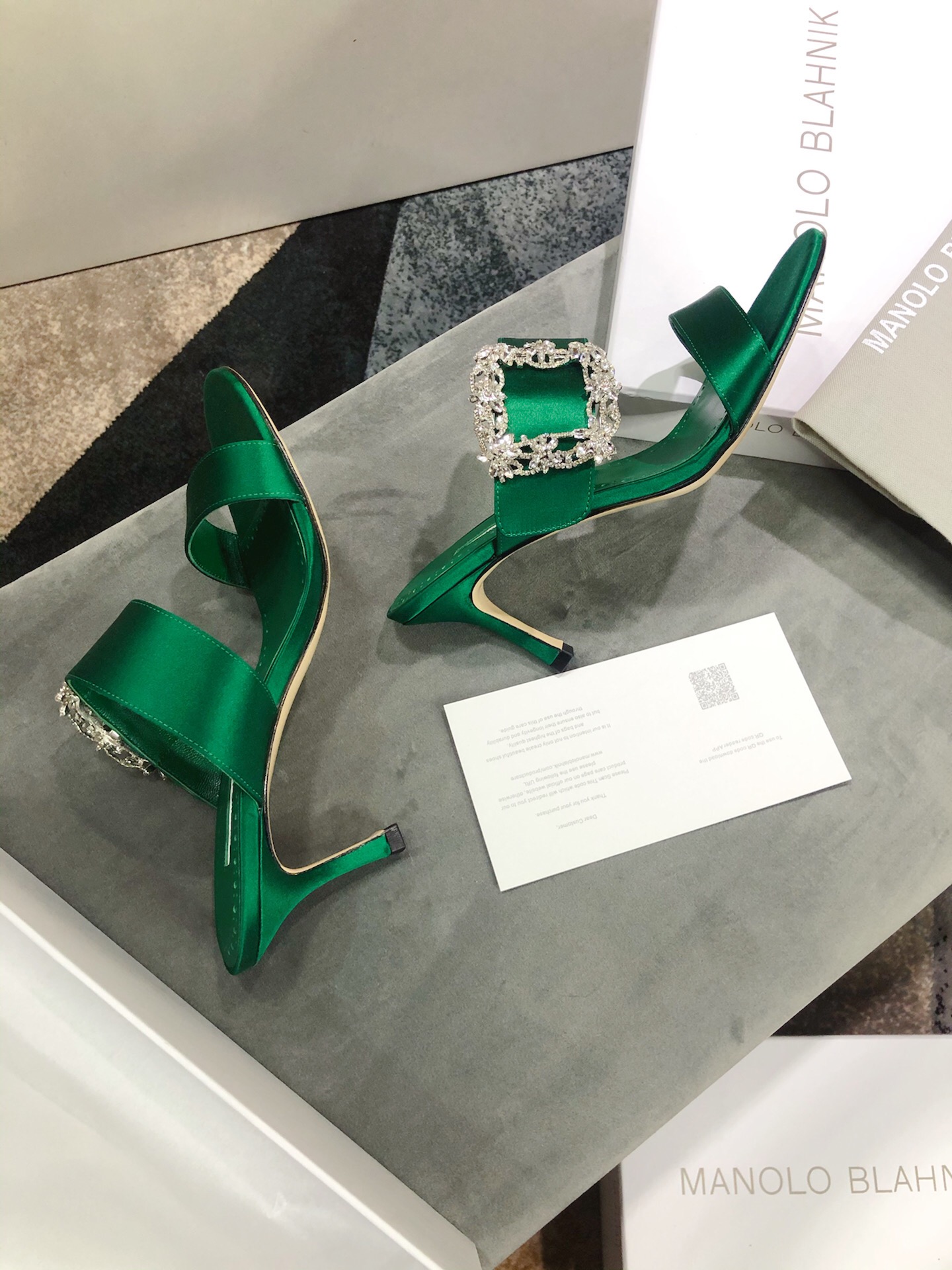 Luxury Italian-Made Manolo Blahnik Shoes: Precision Craftsmanship and Quality Materials - 图片 4
