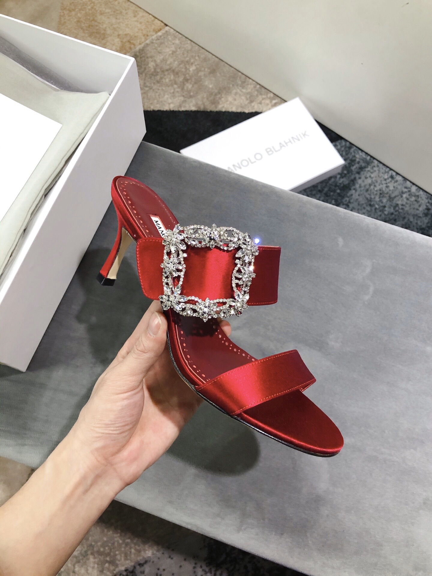 Luxury Italian Materials Create Manolo Blahnik’s Precision Shoes: Code 34-40, 7.5cm High - 图片 5