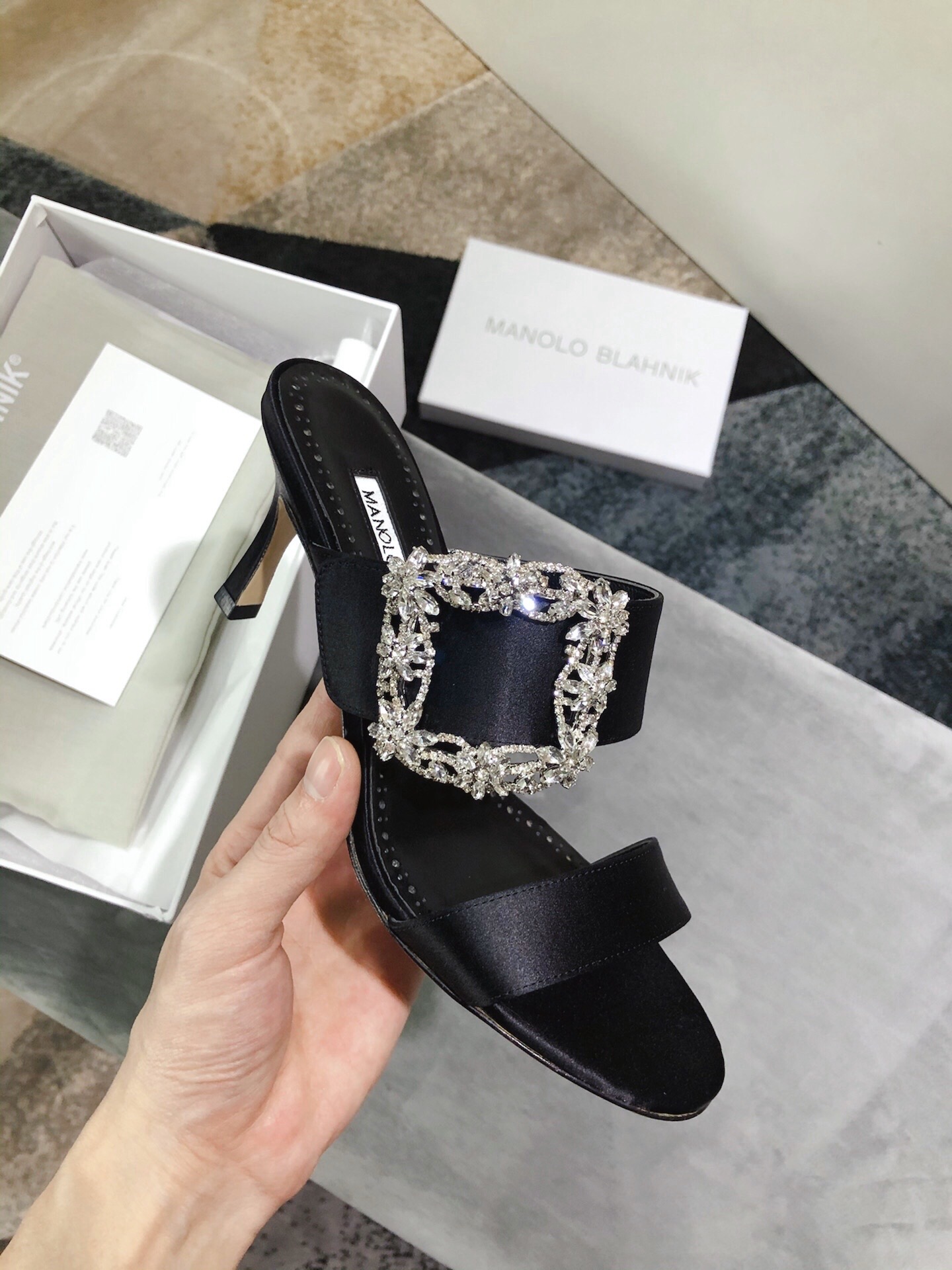 Luxury Italian-made Manolo Blahnik shoes with 7.5 cm heels, priced at P600. - 图片 4