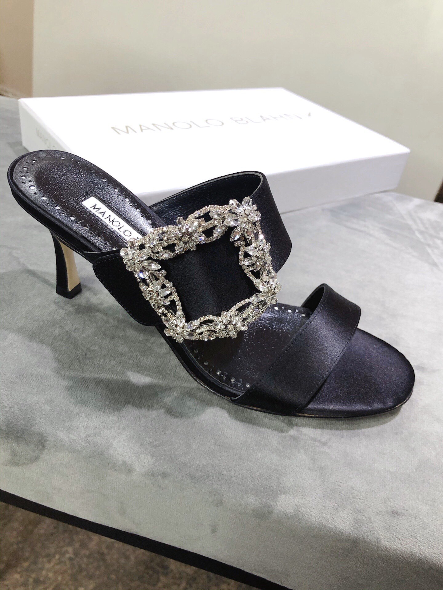 Luxury Italian-made Manolo Blahnik shoes with 7.5 cm heels, priced at P600. - 图片 2