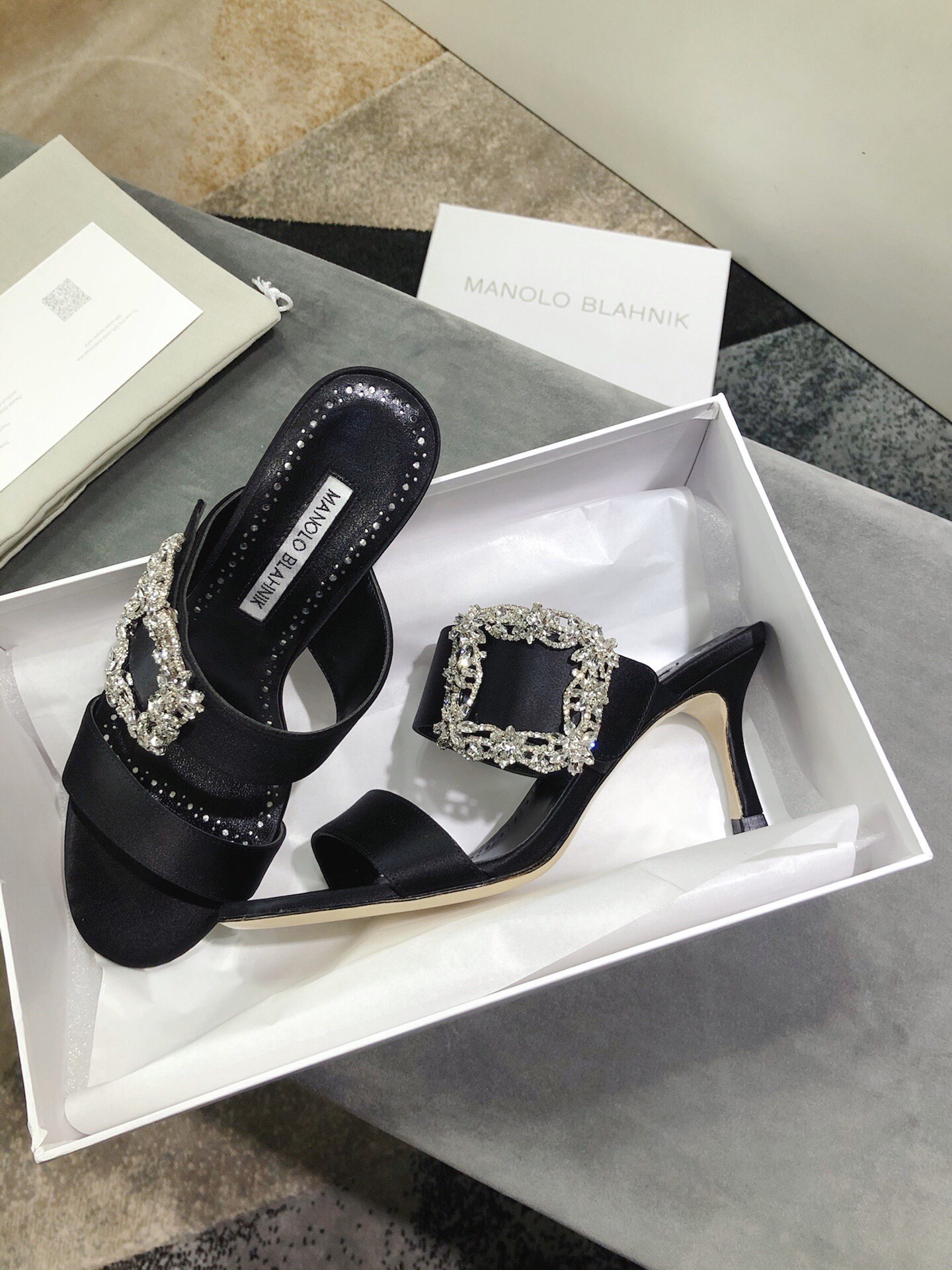 Luxury Italian-made Manolo Blahnik shoes with 7.5 cm heels, priced at P600. - 图片 5