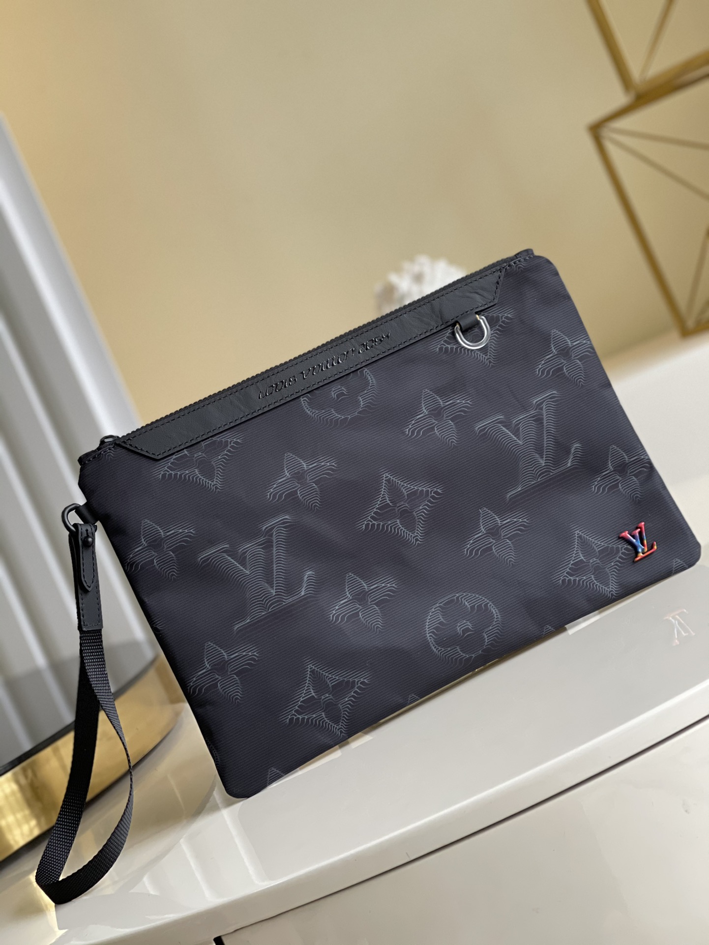 NO:396391,【Exclusive real photo M80142】The inner and outer layers of this 2054 double-sided handbag are both eye-catching and charming. They can be carried in gray and black Monogram 3D printed outer layers, or they can be turned on with green Monogram 3D inner layers. No matter which side they carry, the detailed design used by men's art director Virgil Abloh on the 2054 series - rainbow first letter logo, black matte metal trim and practical D-ring all give this handbag avant-garde temperament. Size 34.5 x 24 x 2 cm t.,LV [original leather],louis vuitton19860909【独家实拍M80142】本款 2054 双面手袋内层与外层皆亮眼迷人.既可以灰色和黑色 Monogram 3D 印花外层背携,也可翻面以绿色 Monogram 3D 内层背携.无论以哪一面背携,男装艺术总监 Virgil Abloh 在 2054 系列上运用的细节设计——彩虹色首字母标识,黑色哑光金属饰件和实用的 D 形环都赋予此手袋前卫气质.尺寸34.5 x 24 x 2 cm t.,LV【原厂皮】,louis vuitton,Bag