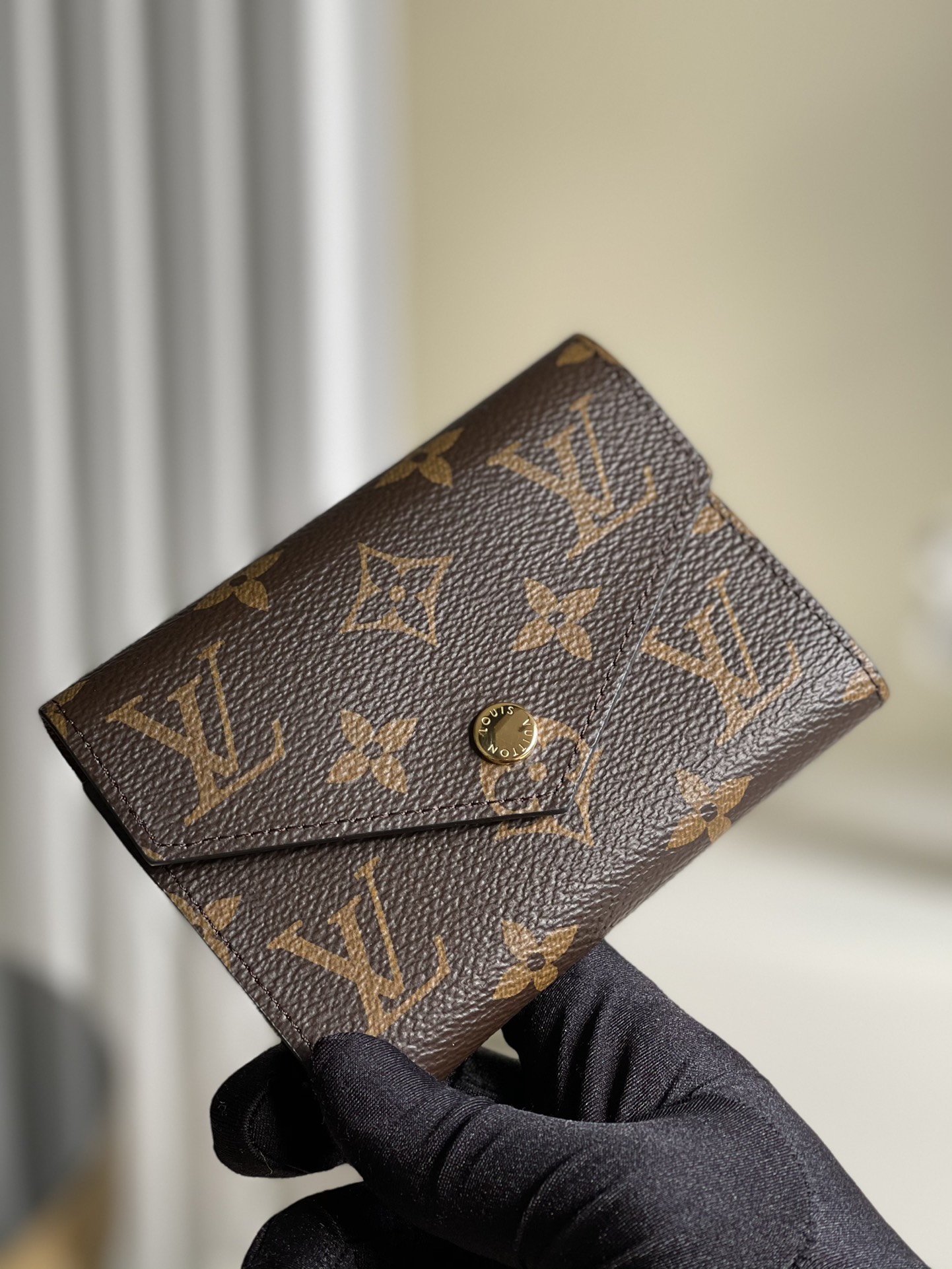 NO:396388,【Exclusive real photo M62472】Soft and powerful style, this small Victorine wallet is the best choice for carrying around. The iconic Monogram canvas is paired with colorful leather lining, and the style is fashionable, while the extremely practical design ensures the safe storage and easy access of credit cards and private property. Size 12x9x2cm d.,LV [original leather],louis vuitton19860909【独家实拍M62472】风格柔美而功能强大,此款小巧的Victorine钱夹是适宜随身携带的上上之选.标志性Monogram帆布搭配多彩皮革内衬,风格时尚,而极为实用的设计确保信用卡与私人财物安全存放、取用便捷 尺寸12x9x2cm d.,LV【原厂皮】,louis vuitton,Bag