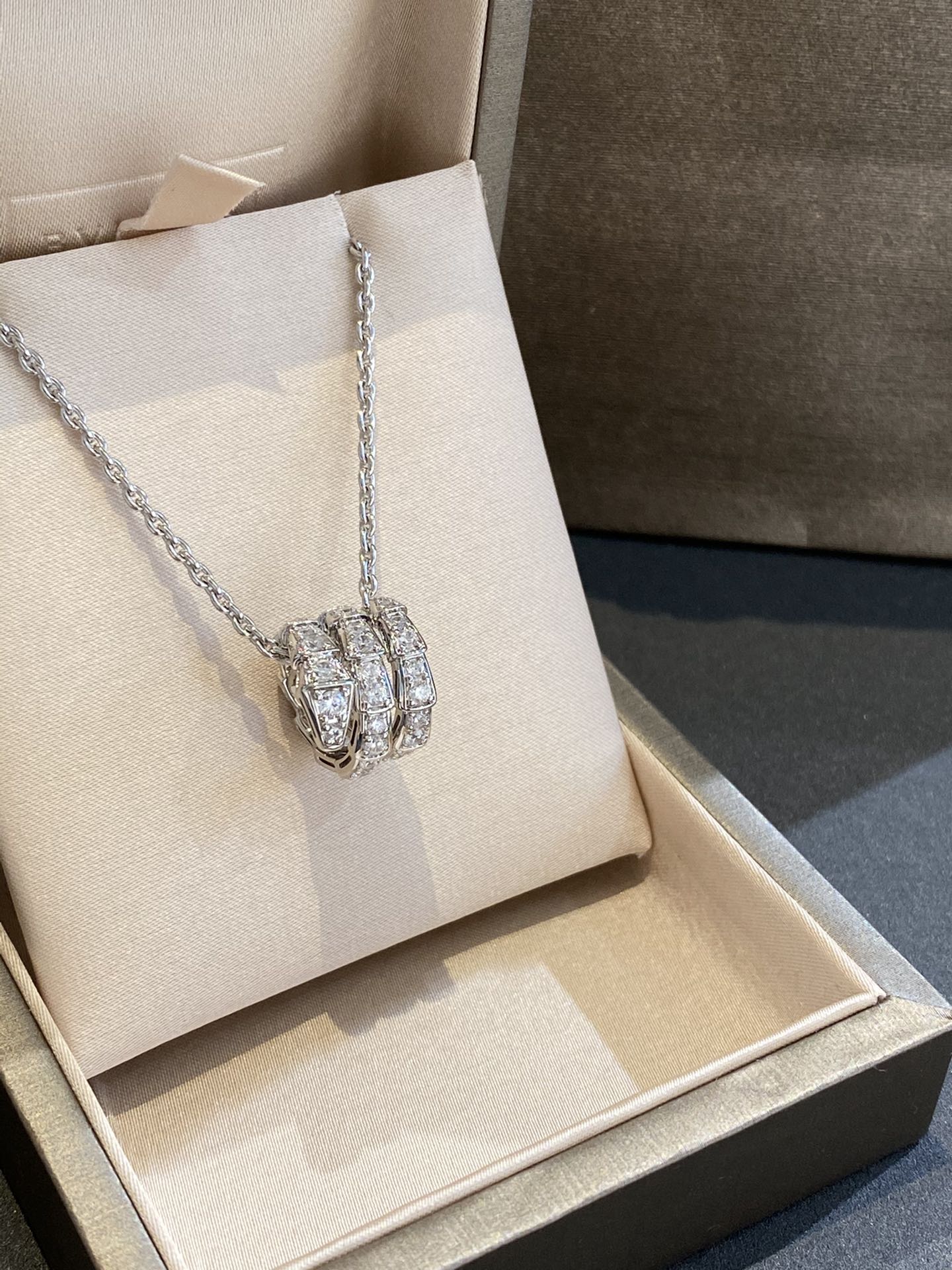 宝格丽灵蛇吊坠项链

serpenti viper系列珠宝配密镶钻石。以几何图案和利落造型勾勒神秘灵蛇之姿，精美鳞片散发动人光芒，呈现serpenti系列特有的曼妙曲线。
