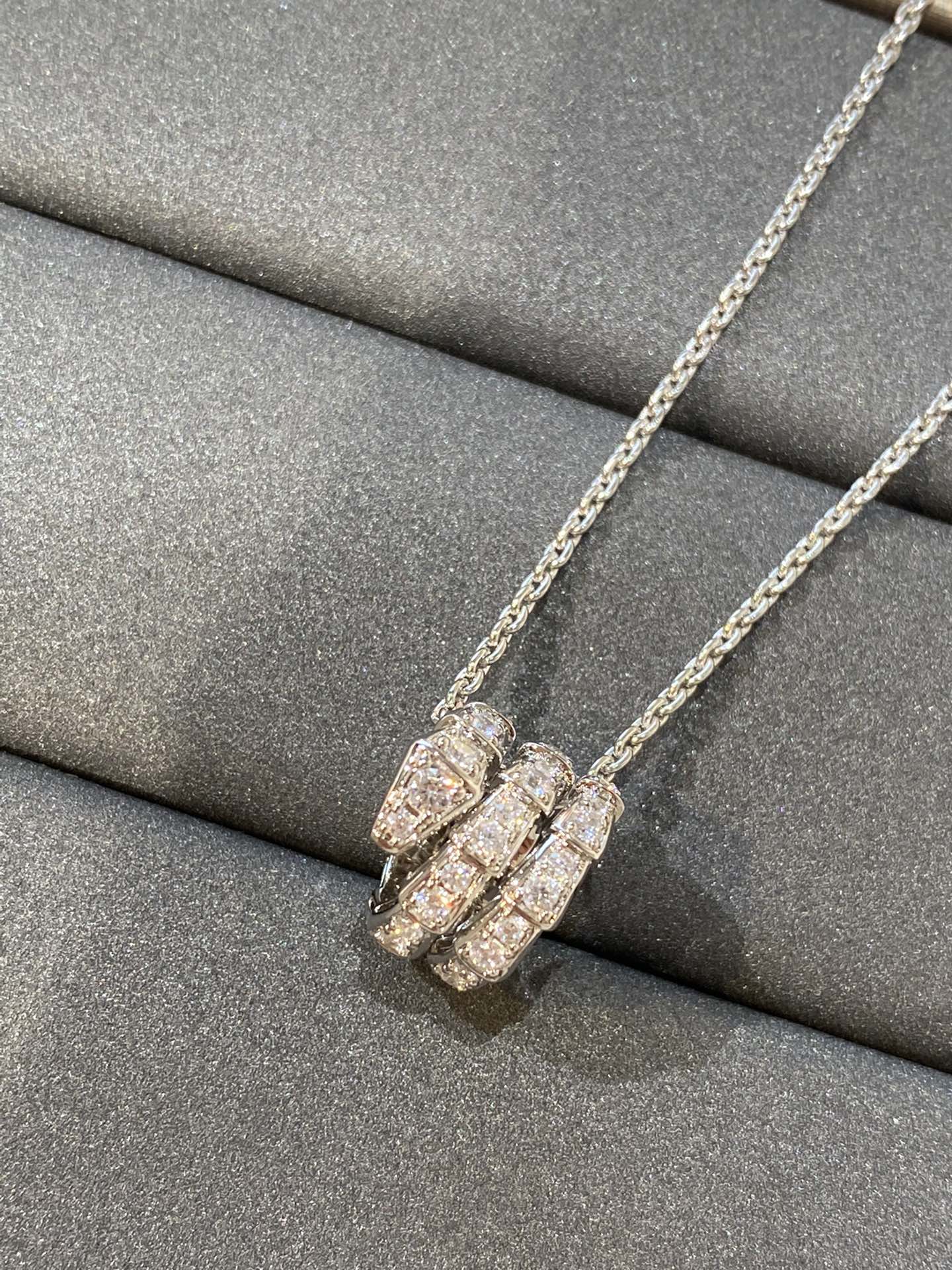 宝格丽灵蛇吊坠项链

serpenti viper系列珠宝配密镶钻石。以几何图案和利落造型勾勒神秘灵蛇之姿，精美鳞片散发动人光芒，呈现serpenti系列特有的曼妙曲线。
