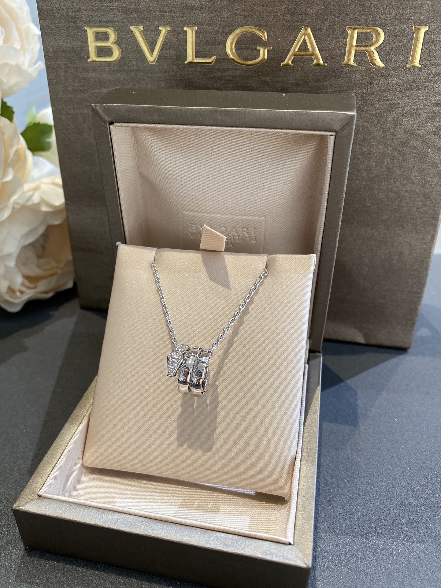 宝格丽灵蛇吊坠项链

serpenti viper系列珠宝配密镶钻石。以几何图案和利落造型勾勒神秘灵蛇之姿，精美鳞片散发动人光芒，呈现serpenti系列特有的曼妙曲线。
