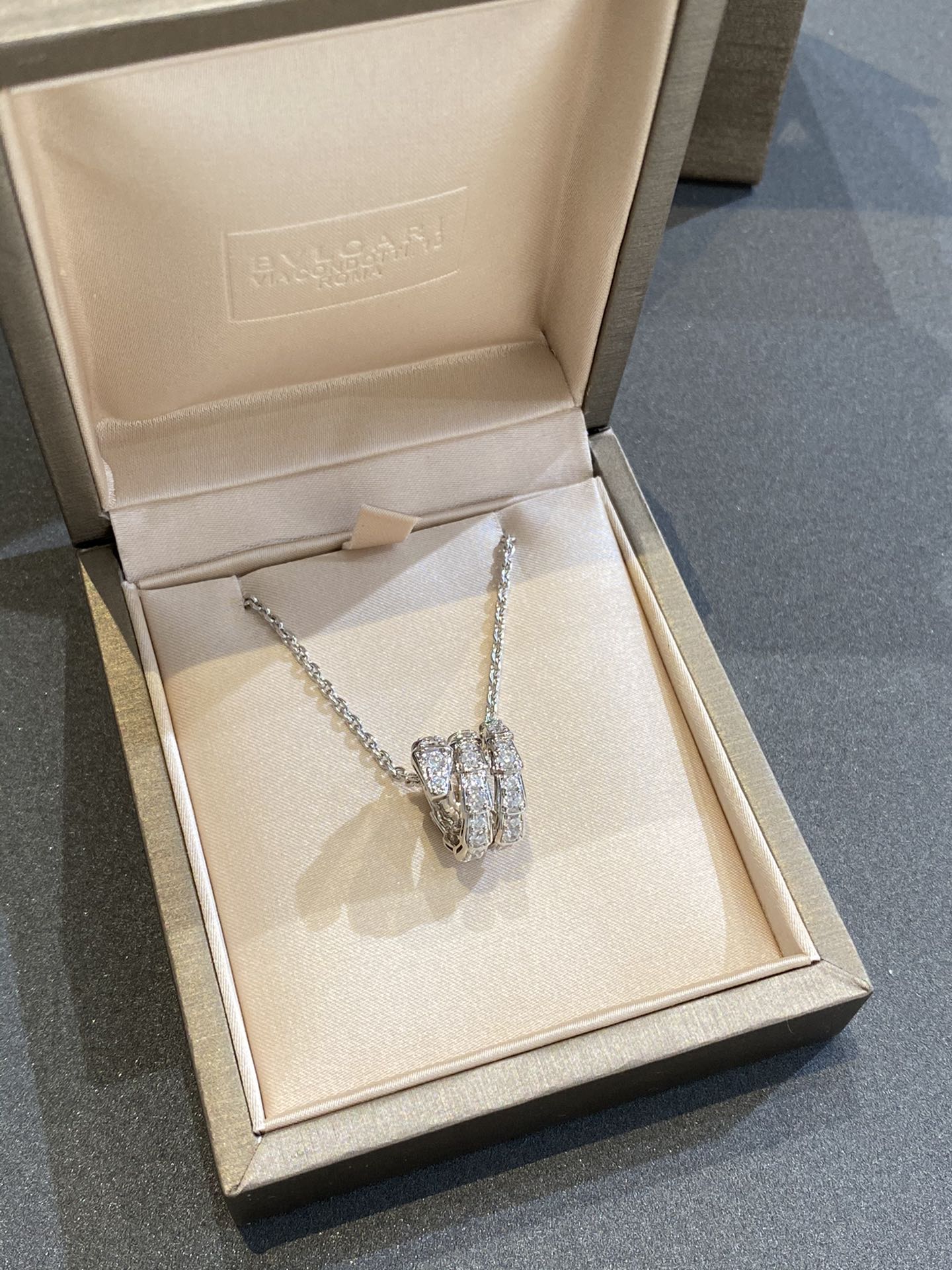 宝格丽灵蛇吊坠项链

serpenti viper系列珠宝配密镶钻石。以几何图案和利落造型勾勒神秘灵蛇之姿，精美鳞片散发动人光芒，呈现serpenti系列特有的曼妙曲线。
