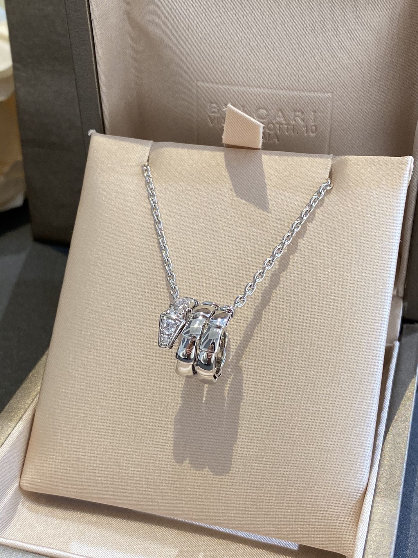 宝格丽灵蛇吊坠项链

serpenti viper系列珠宝配密镶钻石。以几何图案和利落造型勾勒神秘灵蛇之姿，精美鳞片散发动人光芒，呈现serpenti系列特有的曼妙曲线。
