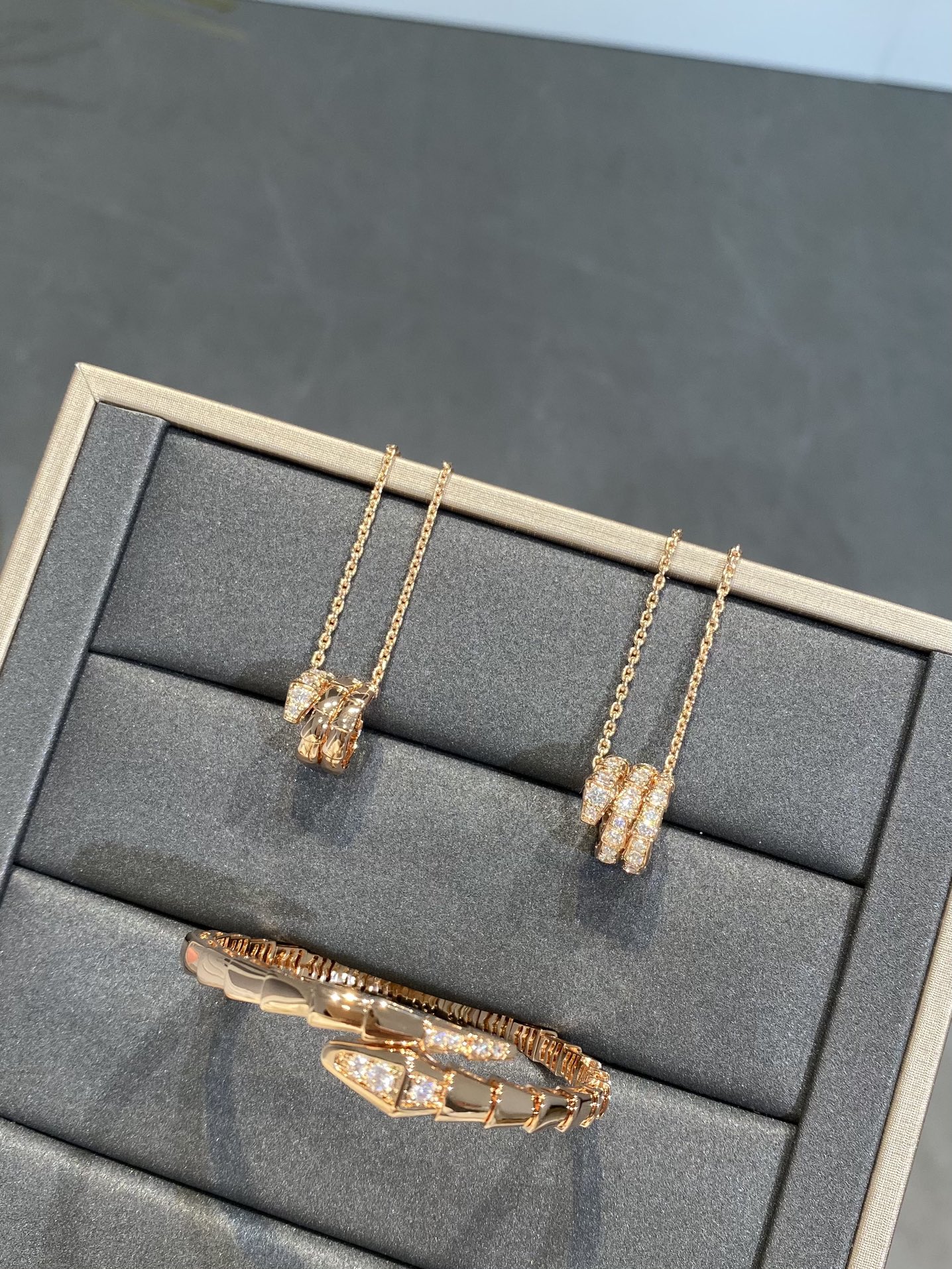 NO:688889,B Bao's new model, snake pendant necklace, serpenti viper series jewelry with pavé diamonds. The geometric pattern and neat shape outline the mysterious spirit snake. The exquisite scales emit moving light and present the graceful curves unique to the serpenti series. Each joint is polished individually, and the mirror polishing without dead ends presents the texture of real gold; the diamonds are set with plum blossom nails, so the diamonds cannot be dropped by hand; the snake-shaped necklace pendant has no elasticity!  Specification is about 40-42cm, material is pure silver, thick gold plating, 88280, 88300, necklace, pure silver, Cartier high-end jewelry19860909B宝新款,灵蛇吊坠项链,serpenti viper系列珠宝配密镶钻石.以几何图案和利落造型勾勒神秘灵蛇之姿,精美鳞片散发动人光芒,呈现serpenti系列特有的曼妙曲线. 每一节关节都是单独抛光打磨,°无死角镜面抛光呈现真金质感；钻采用梅花钉镶嵌,手镶不掉钻；蛇形项链吊坠没有弹力哦！ 规格约40-42cm 材质纯银厚金电镀,88280,88300,,necklace,pure silver,卡迪亚高端饰品,Jewelry