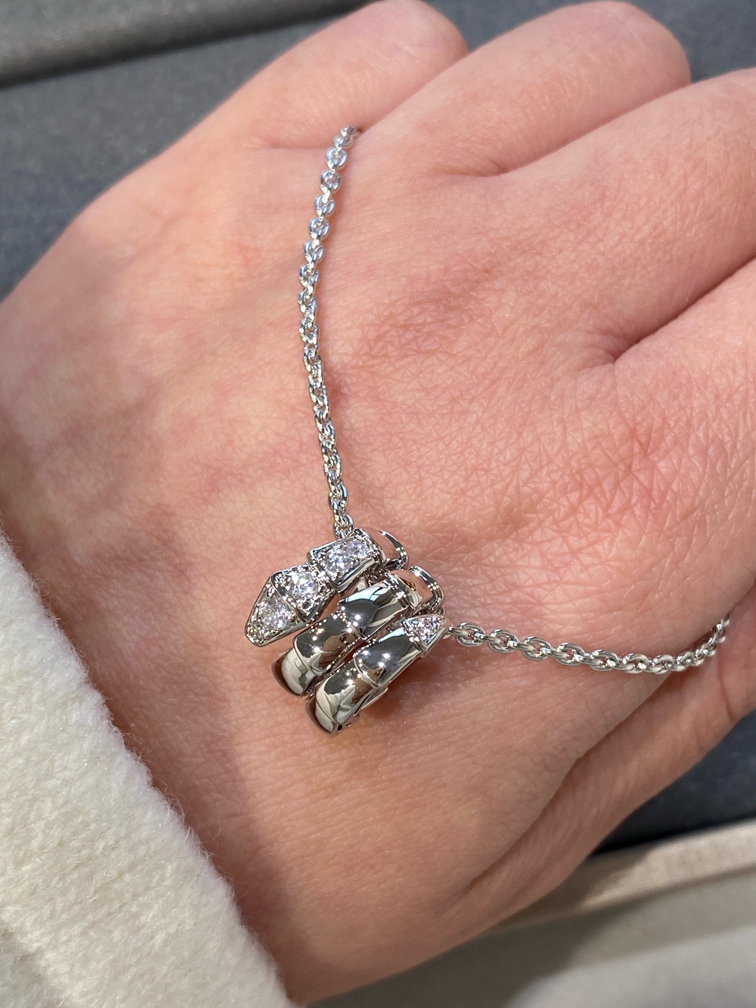 NO:635310,B Bao's new model, snake pendant necklace, serpenti viper series jewelry with pavé diamonds. The geometric pattern and neat shape outline the mysterious spirit snake. The exquisite scales emit moving light and present the graceful curves unique to the serpenti series. Each joint is polished individually, and the mirror polishing without dead ends presents the texture of real gold; the diamonds are set with plum blossom nails, so the diamonds cannot be dropped by hand; the snake-shaped necklace pendant has no elasticity!  The size is about 40-42cm. The unit price is 88270 for head and tail diamonds, 88290 for full diamonds, necklace, Cartier high-end jewelry.19860909B宝新款,灵蛇吊坠项链,serpenti viper系列珠宝配密镶钻石.以几何图案和利落造型勾勒神秘灵蛇之姿,精美鳞片散发动人光芒,呈现serpenti系列特有的曼妙曲线. 每一节关节都是单独抛光打磨,°无死角镜面抛光呈现真金质感；钻采用梅花钉镶嵌,手镶不掉钻；蛇形项链吊坠没有弹力哦！ 规格约40-42cm 单价头尾镶钻88270,满钻88290,,necklace,卡迪亚高端饰品,Jewelry