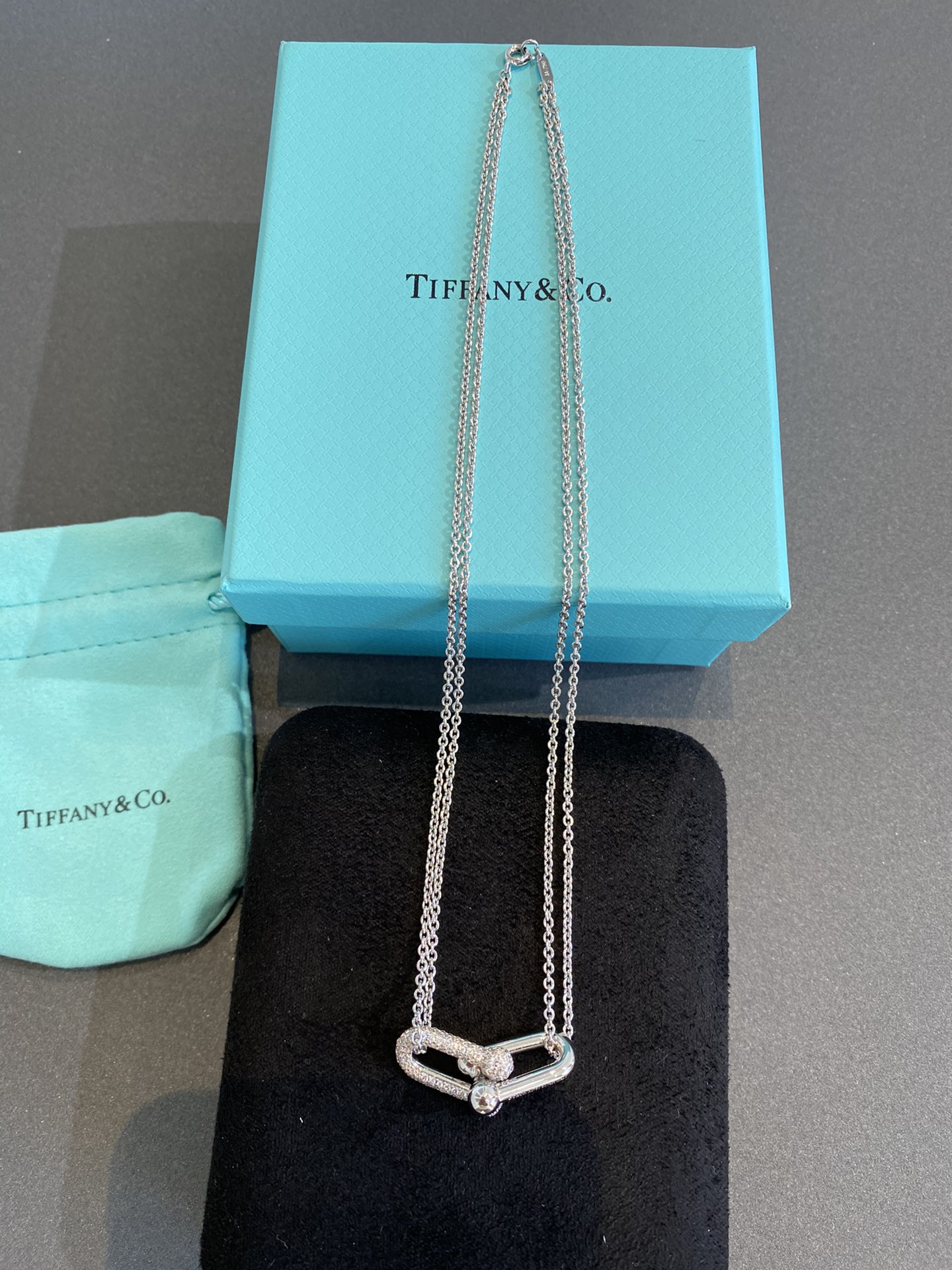 NO:631509,T's Hardwear series necklaces feature chain elements and the popular metal style, which is modern and fashionable. Many celebrities have the same style and are exquisitely carved!  Everyone will feel how heavy it is when they receive it!  Multiple hand-set diamonds that won't fall off, smooth polishing without dead corners and complete engravings. Size is about 40cm, necklace, Cartier high-end jewelry19860909T家Hardwear系列项链,主打的链条元素,时下比较流行的金属风格,摩登时髦.众多明星同款,精雕款哦！大家收到就会觉得有多重磅了！多颗纯手镶不掉钻,光面抛光无死角刻字齐全. 规格40cm左右,,necklace,卡迪亚高端饰品,Jewelry