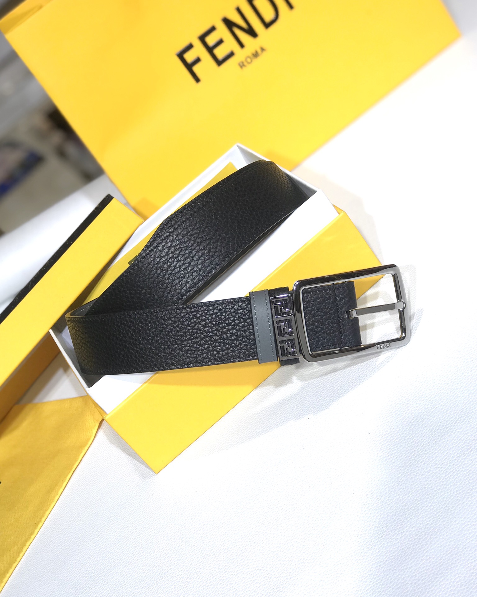 Fendi 五金做工精细 线条流畅 表面光滑 𝐙𝐏电镀工艺 香港通关【𝐇𝐀𝐀𝐒】 进口皮料