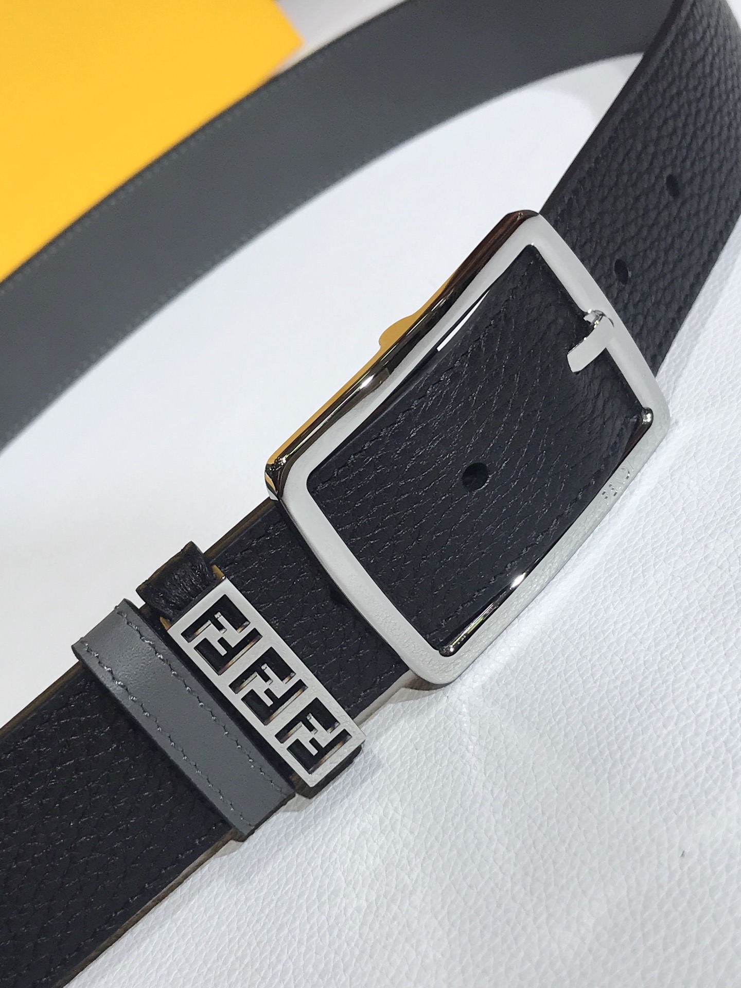 Fendi 五金做工精细 线条流畅 表面光滑 𝐙𝐏电镀工艺 香港通关【𝐇𝐀𝐀𝐒】 进口皮料