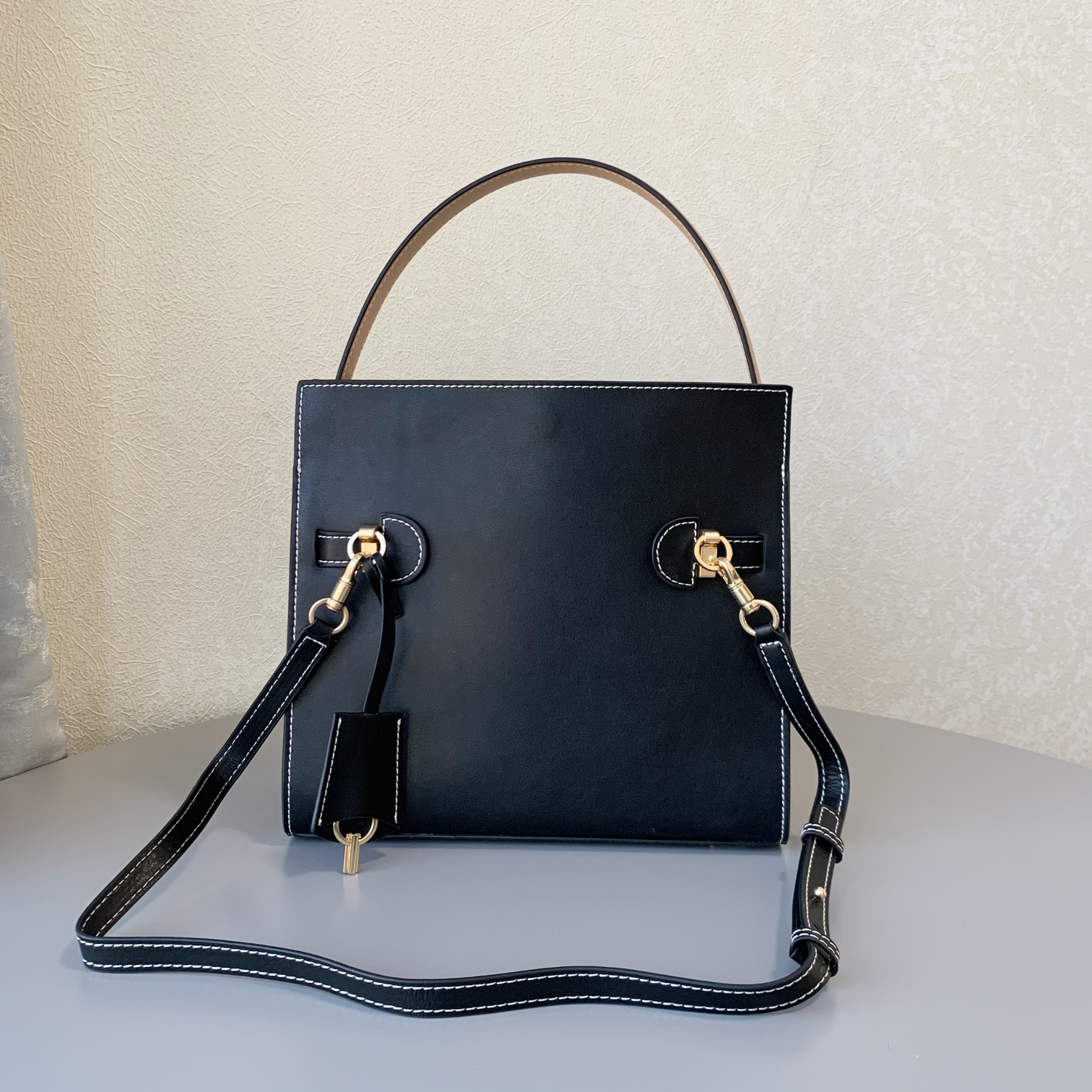 Tory Burch 小号黑色TORY BURCH 新款托特包 头层纳帕牛皮＋ 磨砂五金 手提单肩斜挎均可