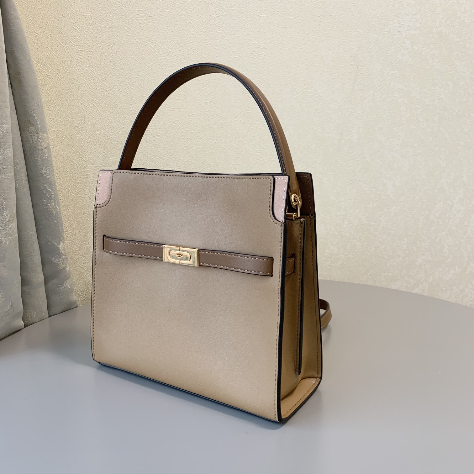Tory Burch 小号奶茶色TORY BURCH 新款托特包 头层纳帕牛皮＋ 磨砂五金 手提单肩斜挎均可