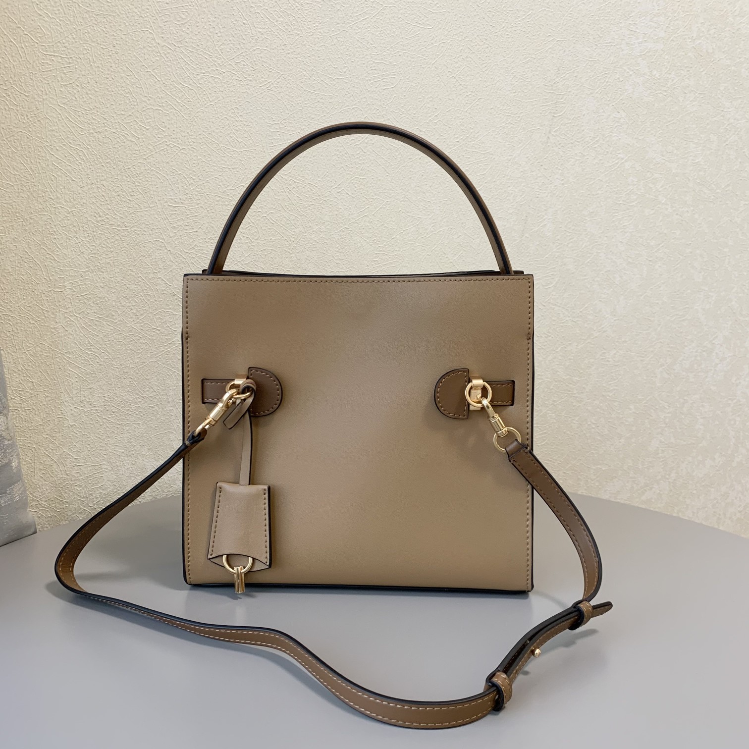 Tory Burch 小号奶茶色TORY BURCH 新款托特包 头层纳帕牛皮＋ 磨砂五金 手提单肩斜挎均可
