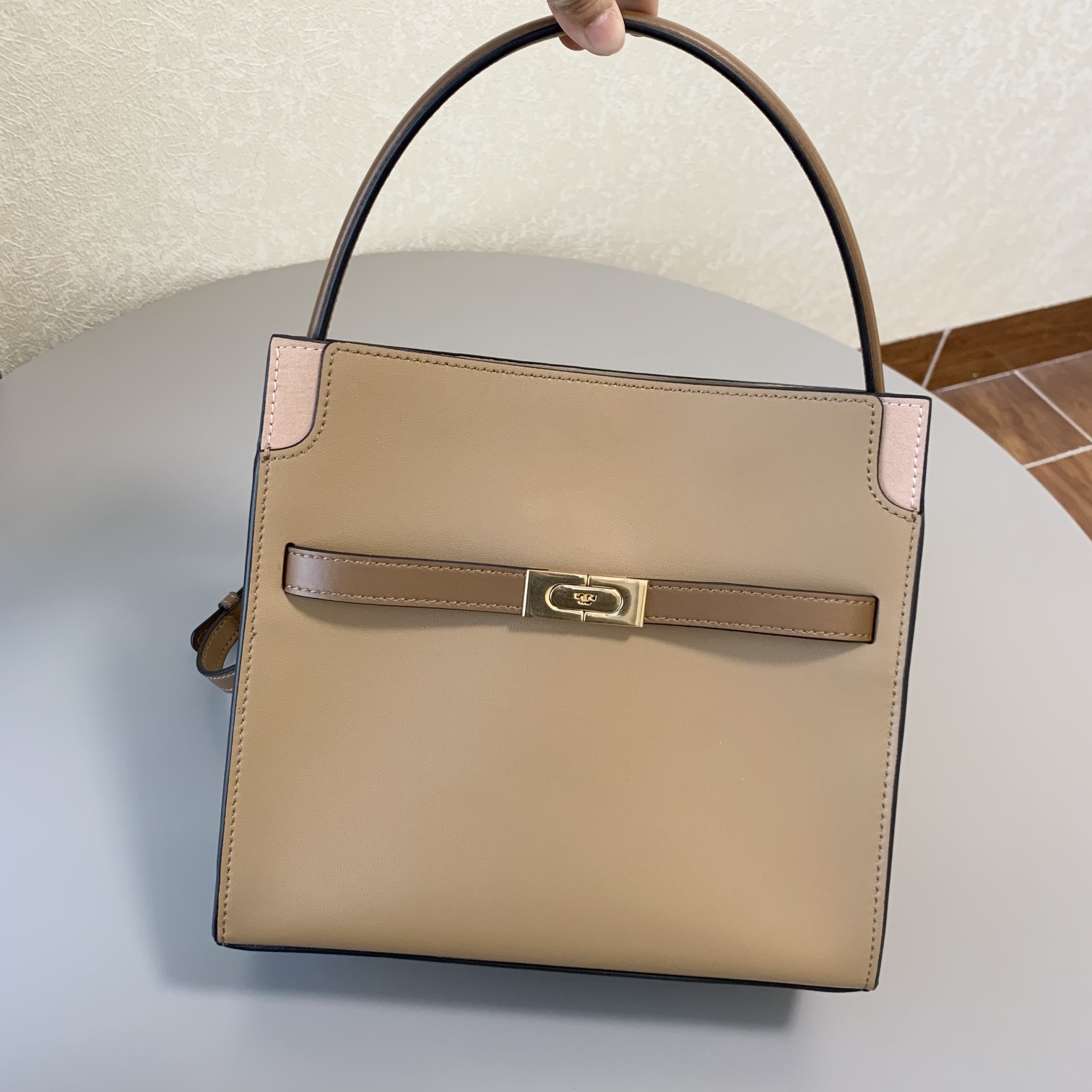 Tory Burch 小号奶茶色TORY BURCH 新款托特包 头层纳帕牛皮＋ 磨砂五金 手提单肩斜挎均可
