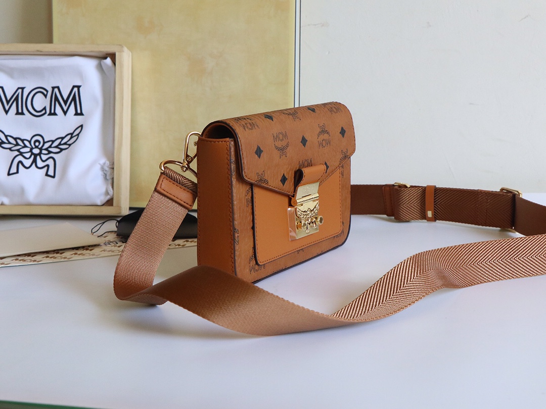 Smooth Nappa leather pockets are placed on the front In the center of the bag m