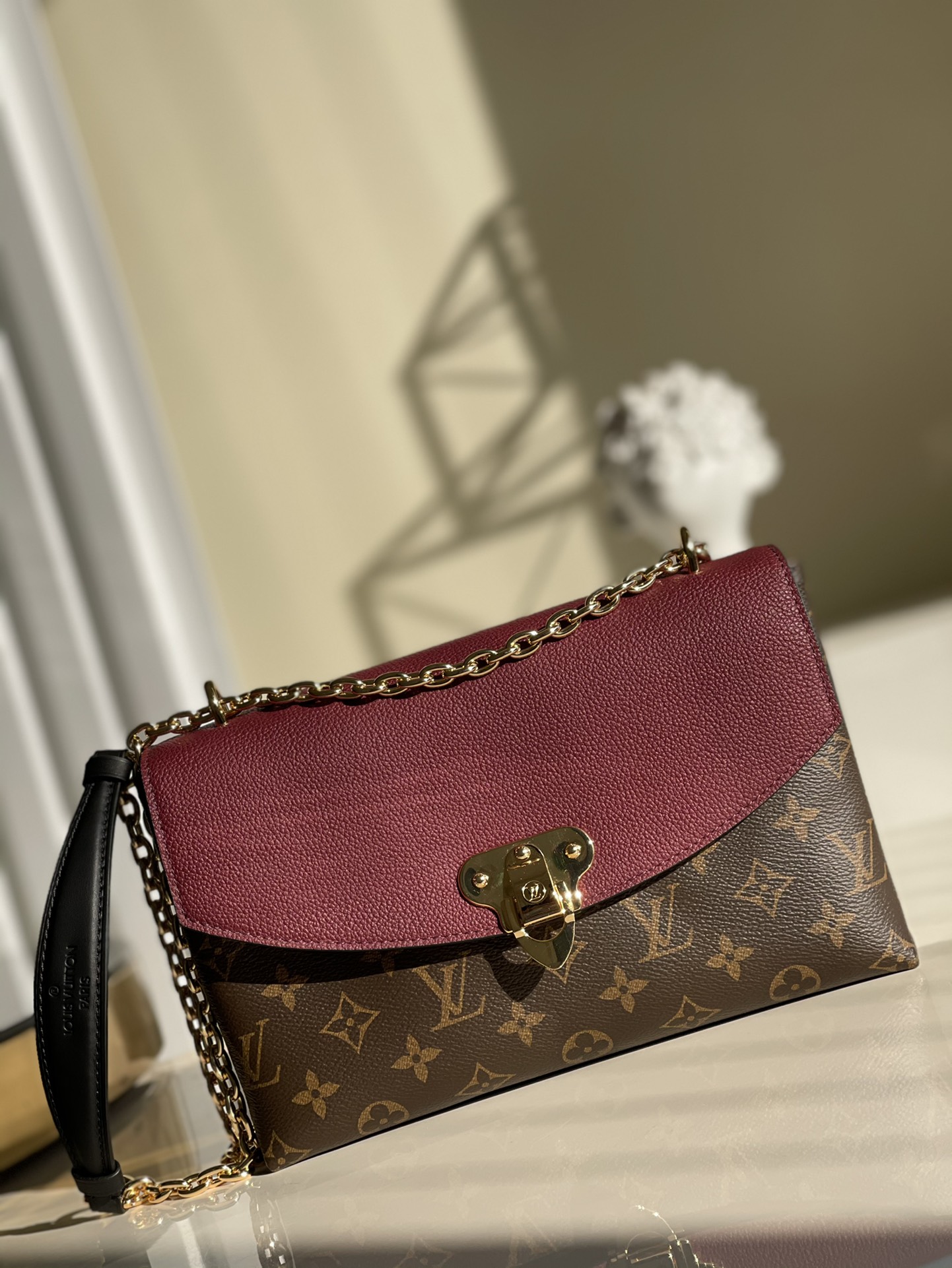 NO:396407,【Exclusive real photo M43715】M43713/M43714/M43715 saint placide handbag, Monogram canvas paired with soft colorful leather, and the shiny golden buckle borrows the classic design of Louis Vuitton suitcase. It is suitable for matching the size of day and evening dressing, and can easily store a long wallet and other personal items. Size: 27218.5CM F., LV [original leather], louis vuitton, louis vuitton, saint laurent19860909【独家实拍M43715】M43713/M43714/M43715 saint placide手袋,以Monogram帆布搭配柔软的彩色皮革,闪闪发亮的金色搭扣借鉴了路易威登旅行箱的经典设计.适合搭配日间与晚间着装的尺寸大小,可轻松存放一只长款钱夹以及其他个人用品.Size:27218.5CM F.,LV【原厂皮】,louis vuitton,louis vuitton,saint laurent,Bag