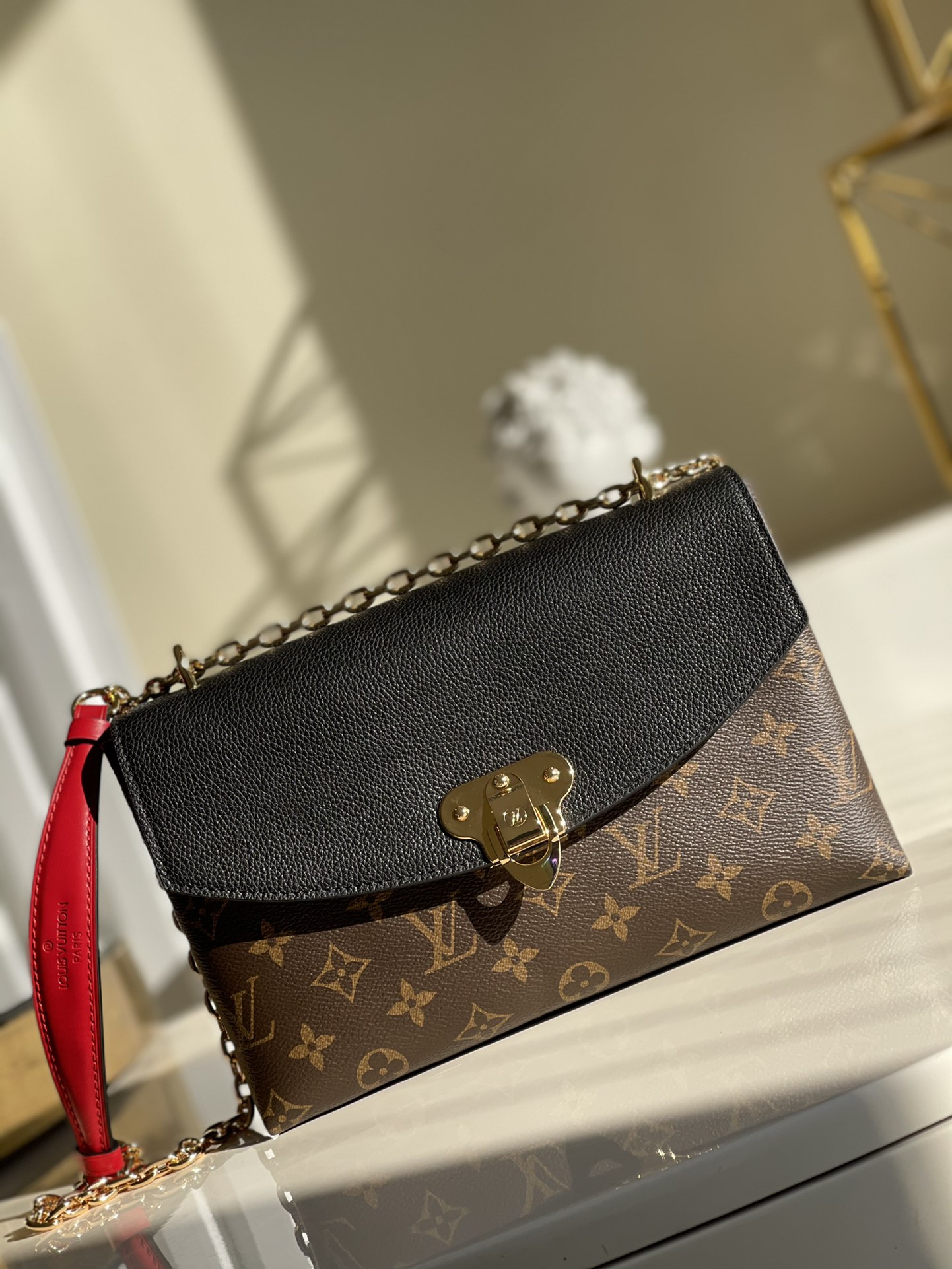 NO:396405,【Exclusive real photo M43714】M43713/M43714/M43715, Monogram canvas paired with soft colorful leather, and the shiny golden buckle borrows the classic design of Louis Vuitton suitcase. It is suitable for matching the size of day and evening dressing, and can easily store a long wallet and other personal items. Size: 27218.5CM F., LV [original leather], louis vuitton, louis vuitton19860909【独家实拍M43714】M43713/M43714/M43715 ,以Monogram帆布搭配柔软的彩色皮革,闪闪发亮的金色搭扣借鉴了路易威登旅行箱的经典设计.适合搭配日间与晚间着装的尺寸大小,可轻松存放一只长款钱夹以及其他个人用品.Size:27218.5CM F.,LV【原厂皮】,louis vuitton,louis vuitton,Bag