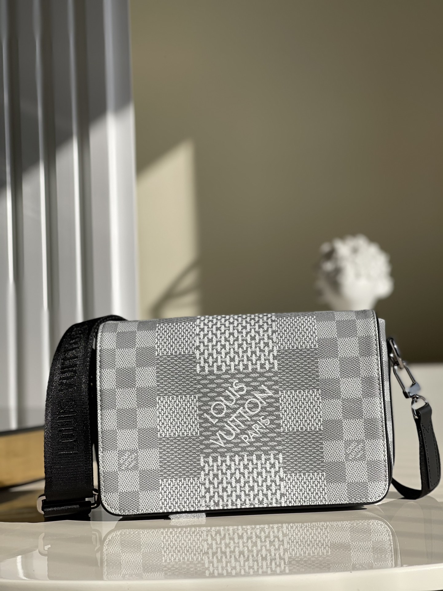 NO:396399,[Exclusive real photo N50014] N6 Studio Postman bag is made of Damier Graphite 3D canvas, telling the modern renewal of the brand's legendary plaid. The neat configuration includes abundant functional space, and the removable shoulder strap implicitly embellishes the brand logo, defining the new trend method for accompanying items storage. Size 23.5 x 14 x 5 cm t.600, LV [original leather], dior, louis vuitton19860909【独家实拍N50014】N6本款 Studio 邮差包取材 Damier Graphite 3D 帆布,讲述品牌传奇格纹的摩登焕新.利落构型囊括充裕功能性空间,可拆卸肩带含蓄点缀品牌标识,为随行物品收纳定义潮流新法.尺寸23.5 x 14 x 5 厘米 t.600,LV【原厂皮】,dior,louis vuitton,Bag