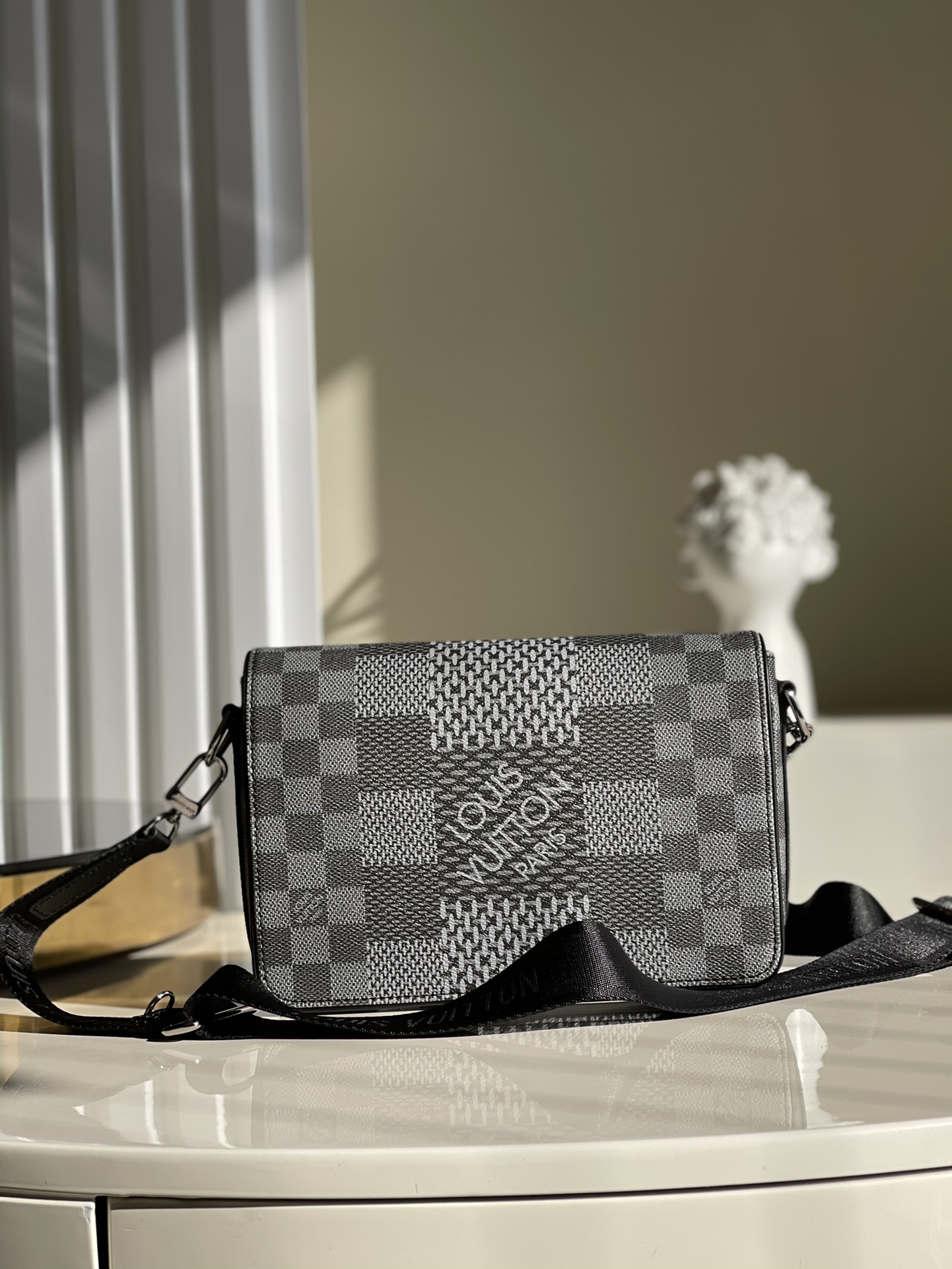 NO:396396,[Exclusive real photo N50013] N6 Studio Postman bag is made of Damier Graphite 3D canvas, telling the modern renewal of the brand's legendary plaid. The neat configuration includes abundant functional space, and the removable shoulder strap implicitly embellishes the brand logo, defining the trend of the new method for the storage of accompanying items. Size 23.5 x 14 x 5 cm t.600, LV [original leather], dior, louis vuitton19860909【独家实拍N50013】N6本款 Studio 邮差包取材 Damier Graphite 3D 帆布,讲述品牌传奇格纹的摩登焕新.利落构型囊括充裕功能性空间,可拆卸肩带含蓄点缀品牌标识,为随行物品收纳定义潮流新法.尺寸23.5 x 14 x 5 厘米 t.600,LV【原厂皮】,dior,louis vuitton,Bag