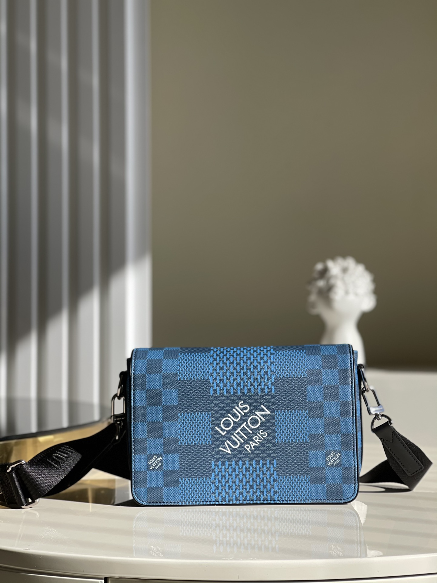 NO:396402,[Exclusive real photo N50026] N6 Studio Postman bag is made of Damier Graphite 3D canvas, telling the modern renewal of the brand's legendary plaid. The neat configuration includes abundant functional space, and the removable shoulder strap implicitly embellishes the brand logo, defining the new trend method for accompanying items storage. Size 23.5 x 14 x 5 cm t.600, LV [original leather], dior, louis vuitton19860909【独家实拍N50026】N6本款 Studio 邮差包取材 Damier Graphite 3D 帆布,讲述品牌传奇格纹的摩登焕新.利落构型囊括充裕功能性空间,可拆卸肩带含蓄点缀品牌标识,为随行物品收纳定义潮流新法.尺寸23.5 x 14 x 5 厘米 t.600,LV【原厂皮】,dior,louis vuitton,Bag