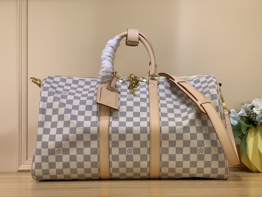 NO:581663,Top original order N48332 41418 White Check The Keeall series, launched in 19, is the modern ancestor of handbags. It has a soft texture and a spacious interior. It is made of Damier canvas and equipped with double zipper closure. Dimensions 45 x 27 x 20 cm 6416070,19860909顶级原单N48332 41418 白格 于19面市的Keeall系列,是手提包的现代始祖.它质地柔软,内部宽敞,以Damier帆布制成,配有双拉链开合. 尺寸45 x 27 x 20 厘米 6416070,,Bag