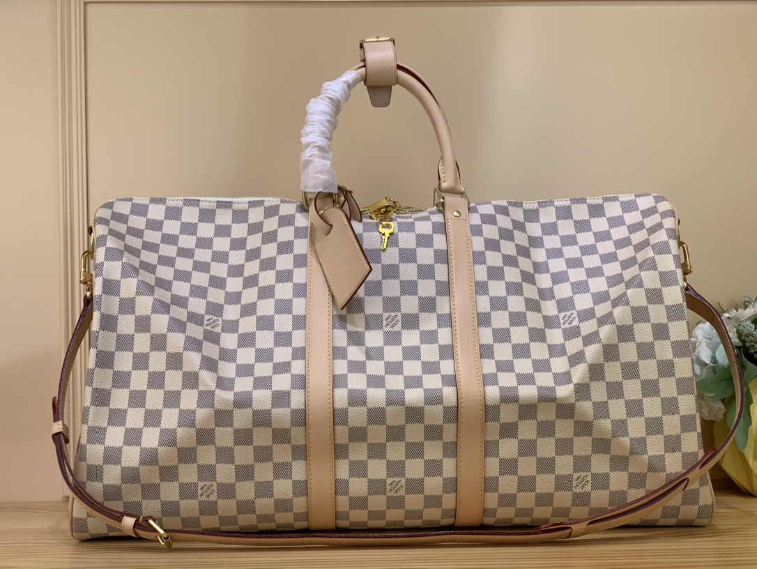 NO:581659,Top original order N41429 41414 White Check Brand's classic bag style Keeall, set against the backdrop of Damier Azur canvas, is full of southern French style and has a spacious capacity. It is equipped with a detachable shoulder strap, which is both comfortable and practical. Dimensions 55 x 31 x 26 cm 6817578,19860909顶级原单N41429 41414 白格 品牌经典袋款Keeall,在Damier Azur帆布的衬托下,充满法国南部风情,且容量宽敞,配以可拆式肩带,既舒适又实用. 尺寸55 x 31 x 26 厘米 6817578,,Bag