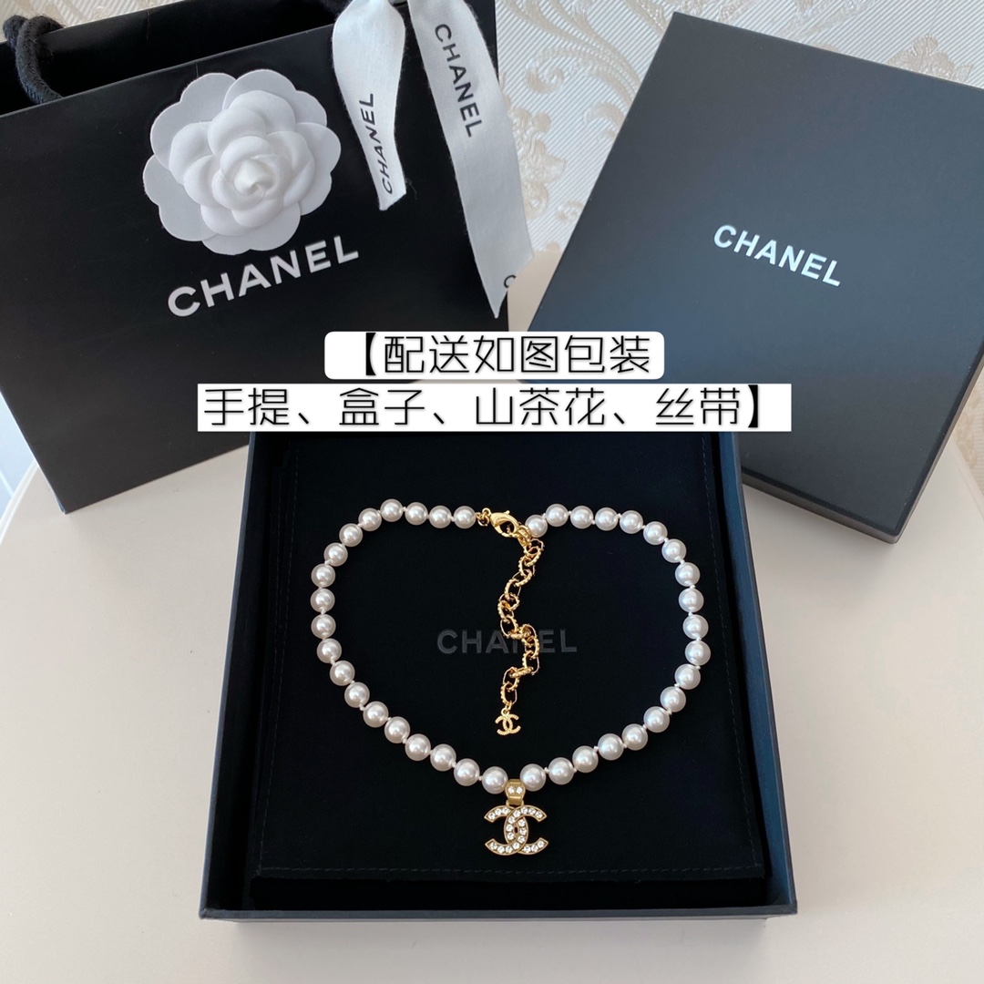 NO:720313,88260, ZP, the same style as Jennie, it is super popular and must be bought [Ch@nel Double C Pearl Necklace] A very beautiful necklace, the length can be adjusted, especially for chokers. It is very beautiful and very beautiful.  A product full of content, look for the consistent ZP color separation electroplating, the extension chain is gold, the double C is antique gold, the antique gold electroplating color is definitely not something that ordinary electroplating factories can handle. The market is ordinary gold, not ZP's ancient gold, our electroplating color  Ze, specially opened the tank according to ZP, the color is the same old antique gold as ZP. Dear friends, compare it with the low version on the market, and you will understand [wit][wit] This is why others also say to buy ZP to make it, but it is either not done well or the color is wrong.  Secondly, this kind of diamond is not just an operation of simply setting it in. Look carefully, there is a specially customized claw diamond in the middle, and then stick it on, and there is no gap at all. I can only say, Ch@nel, you are so good at playing, but we did it, just like ZP [crying], to be honest, sometimes I admire our own production ability [shy] Furthermore, I would like to emphasize that all imported Swarovski pearls are used, each one is perfect and full, and the pearl luster is completely consistent with ZP  A luxurious and versatile classic, believe me, just buy it, it will definitely be the one you wear most every day [wit][wit],,swarovski,necklace,Cardia high-end jewelry1986090988260,ZP ,Jennie同款,超爆一定要买好吧【Ch@nel双C珍珠项链】巨美的一款项链,长短可以调节,特别是做choker巨美巨美巨有感的 内容满满的一款,认准一致ZP分色电镀,延长链是金色,双C是古金色,古金色的电镀色泽,绝对不是一般的电镀厂能搞定的市面上是普通的金色,而非ZP的古金色,我们的电镀色泽,特别根据ZP开了缸,色泽跟ZP一样是做旧的古金色,宝们,多对比市面的low版,你就懂了[机智][机智]这也就是为什么别人也说买ZP做,要么做得不好,要么颜色不对 其次,这款的钻可不只是单单镶嵌上去的操作,仔细看,中间是特别定制的爪钻,再贴上去,并且做到完全没有一点缝隙,只能说,Ch@nel你太会玩了,但是,我们做到了,做到跟ZP一样样[流泪],说真的,有时候我都佩服我们自己的做货能力[害羞] 再者,特别强调一下,全部采用进口施华洛世奇珍珠,颗颗完美饱满,珍珠光感完全一致致ZP 奢华百搭的一款经典,相信我,买它就对了,绝对是你日常佩戴最多的一款[机智][机智],,swarovski,necklace,卡迪亚高端饰品,Jewelry