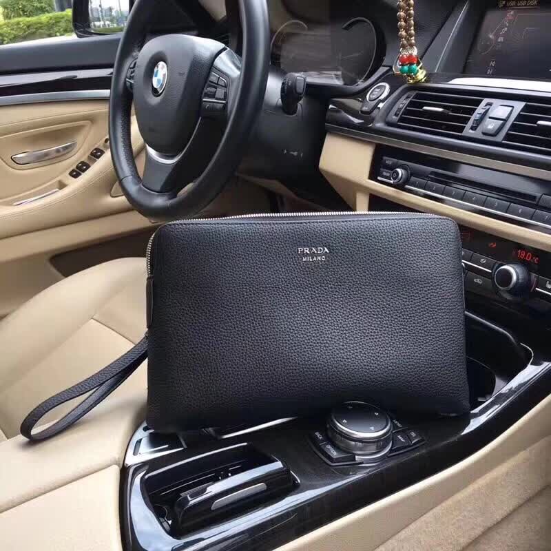 K0 原单品质 8007-5高端货内里也是用红色小胎皮精工制做 普拉达 Prada 欧洲水货， 普拉达 Prada 活力四射的 男式的理想之选 原厂五金LOGO清晰无比 顶级小牛皮品质毋庸置疑精致手工 绝对强悍 规格：29x19x3cm配礼品盒