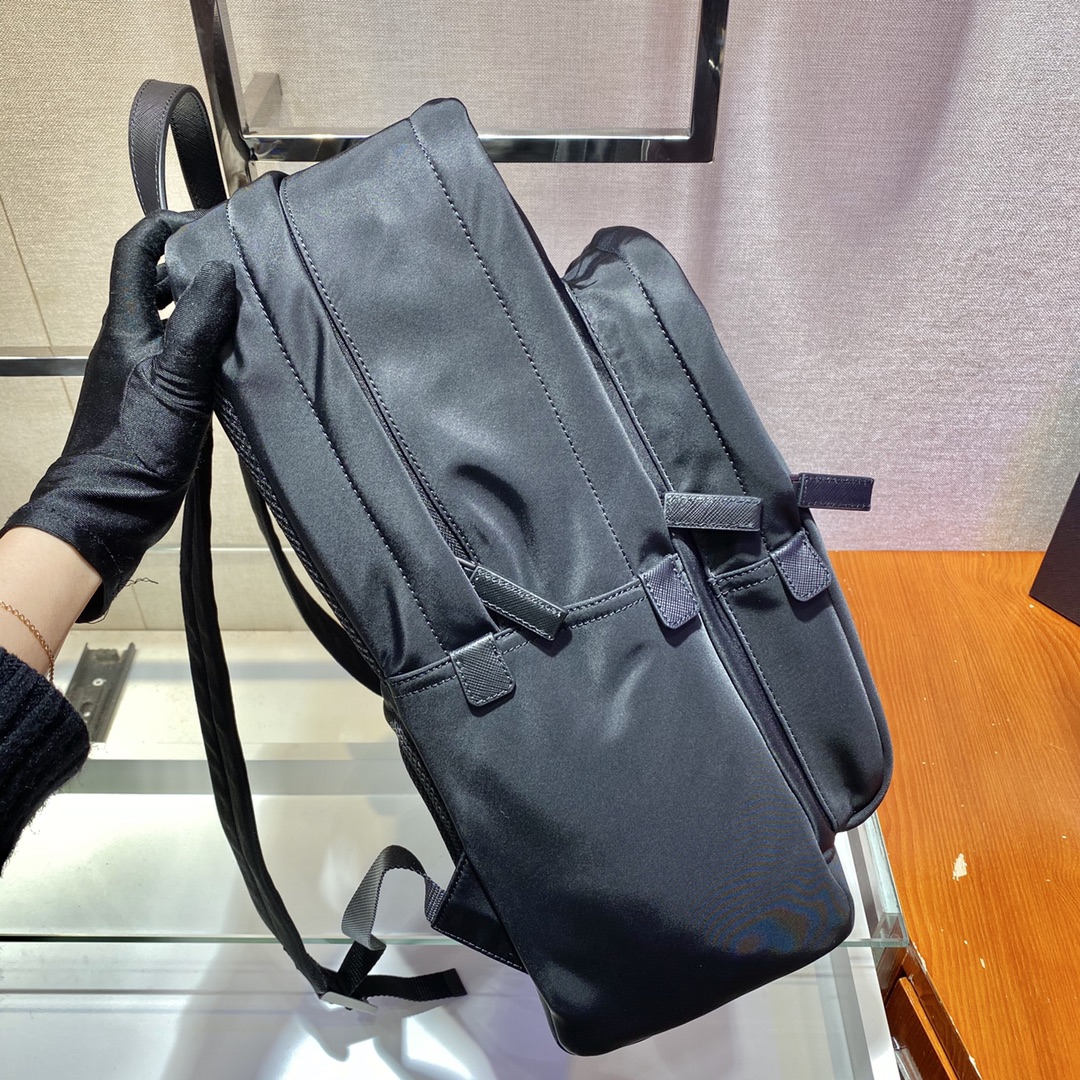 PRADA普拉达再生尼龙面料男士双肩背包2VZ081