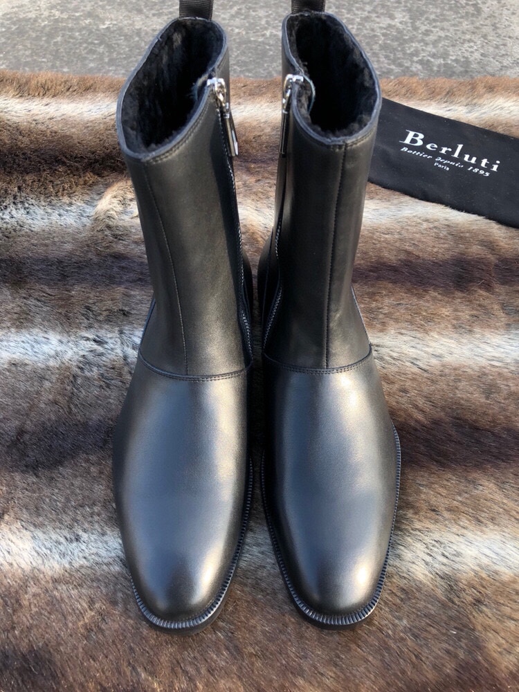 NO:557385,[Australian UGG pure imported wool and fur] [Supports global inspection] [Berluti] The world's top royal level, fully handmade series, top Italian shoes of the year, domineering and hard-to-find goods, in stock, exclusively for aristocrats, the new favorite of the counter [Goodyear tire outsole] satisfies gentlemen who yearn for top-notch fashion! 38/45;,19860909【澳洲UGG纯进口羊毛 皮毛一体】【支持全球验货】【Berluti】世界顶级皇室级别 全手工系列 年意大利顶级鞋履 覇气狠货 现货 专供貴族 专柜新宠【固特异轮胎大底】满足驾驭向往时尚顶尖高端的绅士们! 38/45 ；,,Men's shoes