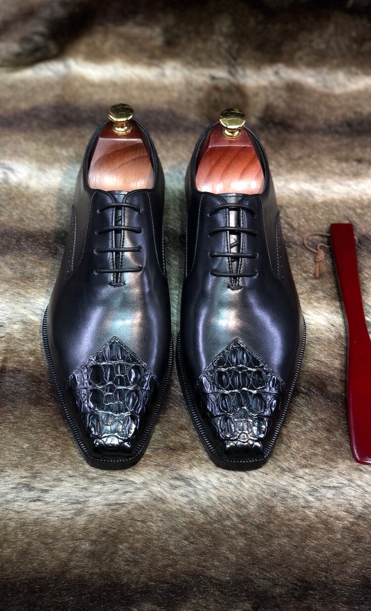 NO:349149,[Imported French cowhide crocodile leather] Condensing noble quality, perfectly demonstrates the professional and exquisite craftsmanship of shoes, encountering the ingenuity of gentlemen's shoes, perfect shape gallery sublimated and condenses the complex process behind time, ingenious craftsmanship blooms here, formal wear and leisure releases life style, luxury and leisure integrates 38/45,,cowhide19860909【进口法国牛皮拼鳄鱼皮】凝炼尊贵品质,完美彰显制鞋专业和精湛工艺,邂逅绅士鞋履的匠心溯源 完美形廊升华铸就,凝炼时光背后的复杂工序 匠心工艺于此耀眼绽放 正装及休闲释放生活格调 奢华休闲于一体 38/45,,cowhide,Men's shoes