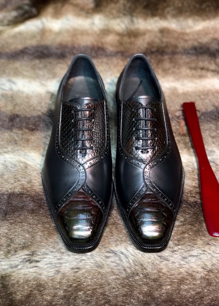 NO:349122,Pure hand-made color change [imported French cowhide with imported python skin] condenses noble quality, the 2019 series perfectly demonstrates the professional and exquisite craftsmanship of shoes, encountering the ingenuity of gentlemen's shoes, perfect shape gallery sublimated and condenses the complex process behind time, craftsmanship is dazzling here, formal wear and leisure releases life style, luxury and leisure are integrated 38/45,,cowhide,snakeskin19860909纯手工改色【进口法国牛皮拼进口蟒蛇皮】凝炼尊贵品质,2019系列完美彰显制鞋专业和精湛工艺,邂逅绅士鞋履的匠心溯源 完美形廊升华铸就,凝炼时光背后的复杂工序 匠心工艺于此耀眼绽放 正装及休闲释放生活格调 奢华休闲于一体 38/45,,cowhide,snakeskin,Men's shoes