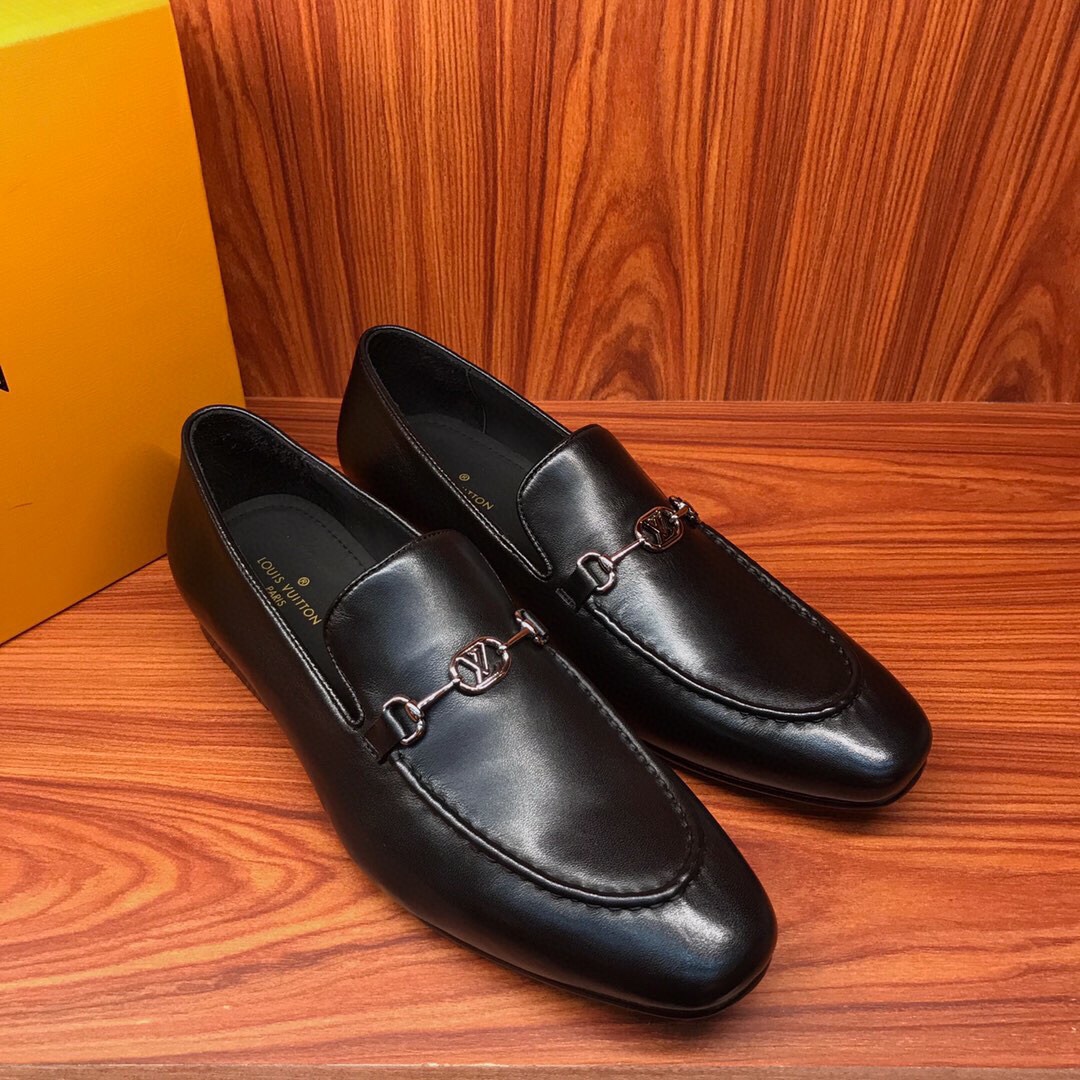 NO:897892,New This year's latest [original high-quality products] are all in stock. The latest top-quality Italian genuine leather outsole is coming. [Rose][Rose] The imported hardware is different from the market products. The interior is made of imported German fetal cow. Perfect and smooth stitching. Even and coherent. Fine craftsmanship. The design of the foot set is simple and easy to wear. Soft enough to be comfortable. Standard size 38/45;,,Leather soles19860909New今年最新【原单精品】全现货 最新款顶级精品意大利真皮大底,狠货来袭 [玫瑰][玫瑰] 进口五金不同于市场货 内里用全进口徳国胎牛 完美顺畅的车缝线 均匀连贯 工艺精细 套脚的设计简单易穿 柔软程度足以舒适 标准码 38/45；,,Leather soles,Men's shoes