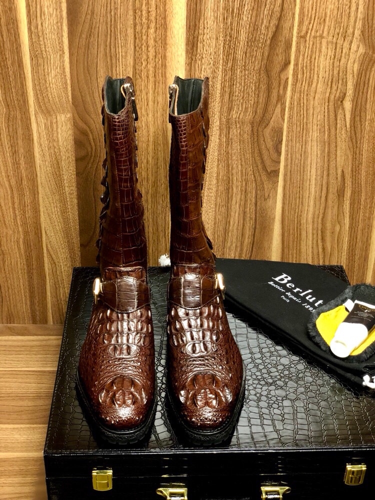 NO:557337,Batch of ruthless goods [All styles in our bank can be exchanged] Top gift box configuration [Berluti] The world's top royal level, fully handmade series, 1895 Italian top shoes, domineering ruthless goods, in stock Exclusively for nobles [whole Siamese crocodile skin] the new favorite of the counter [Goodyear tire outsole] Italian professional panel masters use Goodyear handmade, top luxury collection commemorative edition. The foundry specially invites Italian senior panel masters with many years of top high-end experience to rigorously create it to satisfy the gentlemen who yearn for top-end fashion! 38/45,, crocodile skin19860909批 狠货【本行所有款式可换款】顶级礼盒配置【Berluti】世界顶级皇室级别 全手工系列 1895年意大利顶级鞋履 覇气狠货 现货 专供貴族【整张暹罗鳄鱼皮】专柜新宠【固特异轮胎大底】意大利专业板师釆用固特异手工,顶级奢侈珍藏纪念版,经代工厂特请意大利高级板师多年顶级高端经验严谨打造,满足驾驭向往时尚顶尖高端的绅士们! 38/45,,crocodile skin,Men's shoes