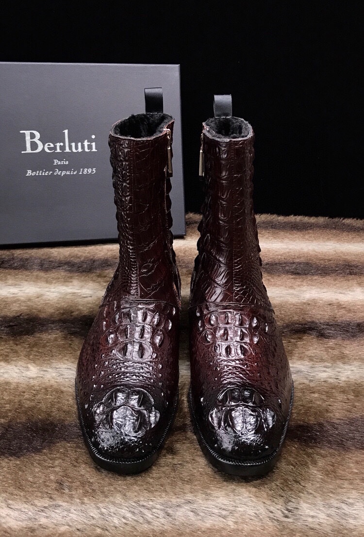 NO:557354,The first batch of [Berluti] top ostrich leather high-top boots are shipped perfectly. Very comfortable and soft; Australian wool and fur are all in one batch; the latest official website this year, originated from the 1988s [purely handmade] luxury shoes for British nobles, luxury Thai Siamese crocodile belly, 38/45, with special maintenance oil; the official website price is 48,080 US dollars! ,,boots,ostrich skin19860909批【Berluti】顶级鸵鸟皮高帮靴完美出货.非常舒适柔软；澳洲羊毛皮毛一体批；今年官网最新 源于1988s【纯手工制作】英国貴族御用奢侈鞋履 奢用泰国暹罗鳄鱼肚,38/45 配专用保养油；官网公售价格4万八刀！,,boots,ostrich skin,Men's shoes