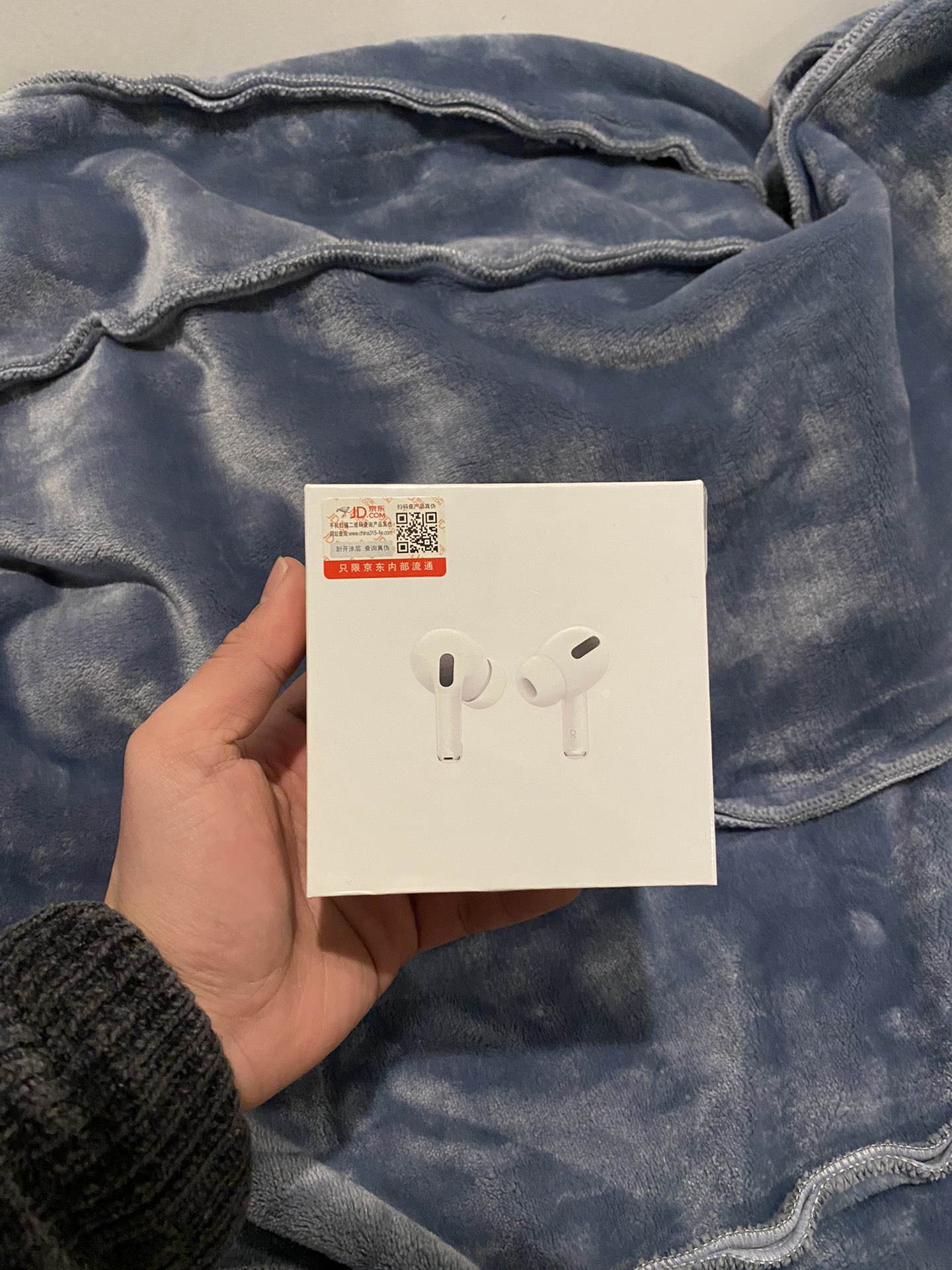 牛年限定雕刻版🐮 年终让利💰100 原价1xx版本 非市面便宜通货 质量稳定 可退换‼️ 苹果AirPodsPro三代耳机 京东正版 络达虎头主板 负一屏长显+电量稳定 真实降噪通透模式 随意切换! 原厂黑网罩+开孔降噪网 重量同步正品56g! 设置随意改名跟定位 带IPX4防水功能! 按压切歌操作 三真电量显示 ACC无损解码! 配套四个原装带网耳塞 配件同步正品! 耳机充满可使用3-4小时,电池盒待机72小时! 赠送保护壳 京东防伪标 京东发票 发货袋等全套配件!