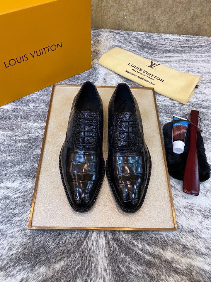 NO:621399,[Strong business, ready supply] batch of LV donkey brand, counter regular price 10819860909【实力商家 现货供应】批 LV 驴牌 专柜正价108XXX 纯手工上色 意大利皮底【泰国暹罗鳄鱼肚皮】整张皮 意大利专业板师釆用固特异手工,每条鳄鱼只能做一只鞋子,顶级奢侈珍藏纪念版 配专柜全套包装及专用保养护理油；38/45；,,louis vuitton,louis vuitton,Men's shoes