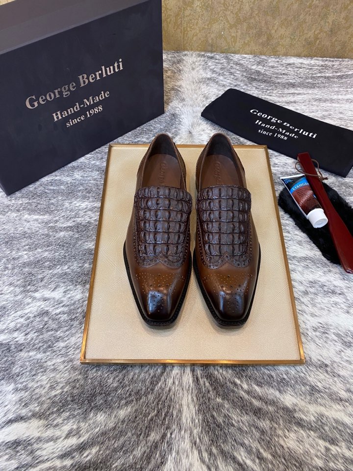 NO:897881,BerLuti originated from the 1988s [purely handmade] aristocratic shoes, exquisite retro carvings and perfect shoe lasts, pure cowhide imported from Germany, floor-absorbing original outsole, luxury Thai Siamese crocodile, only one foot can be made without splicing the whole crocodile 38/45 with special maintenance oil;,,cowhide19860909BerLuti 源于1988s【纯手工制作】貴族鞋履 精致复古雕花完美鞋楦 纯德国进口牛皮 吸地原版大底 奢用泰国暹罗鳄鱼,不拼接整条鳄鱼只能做一只脚 38/45 配专用保养油；,,cowhide,Men's shoes
