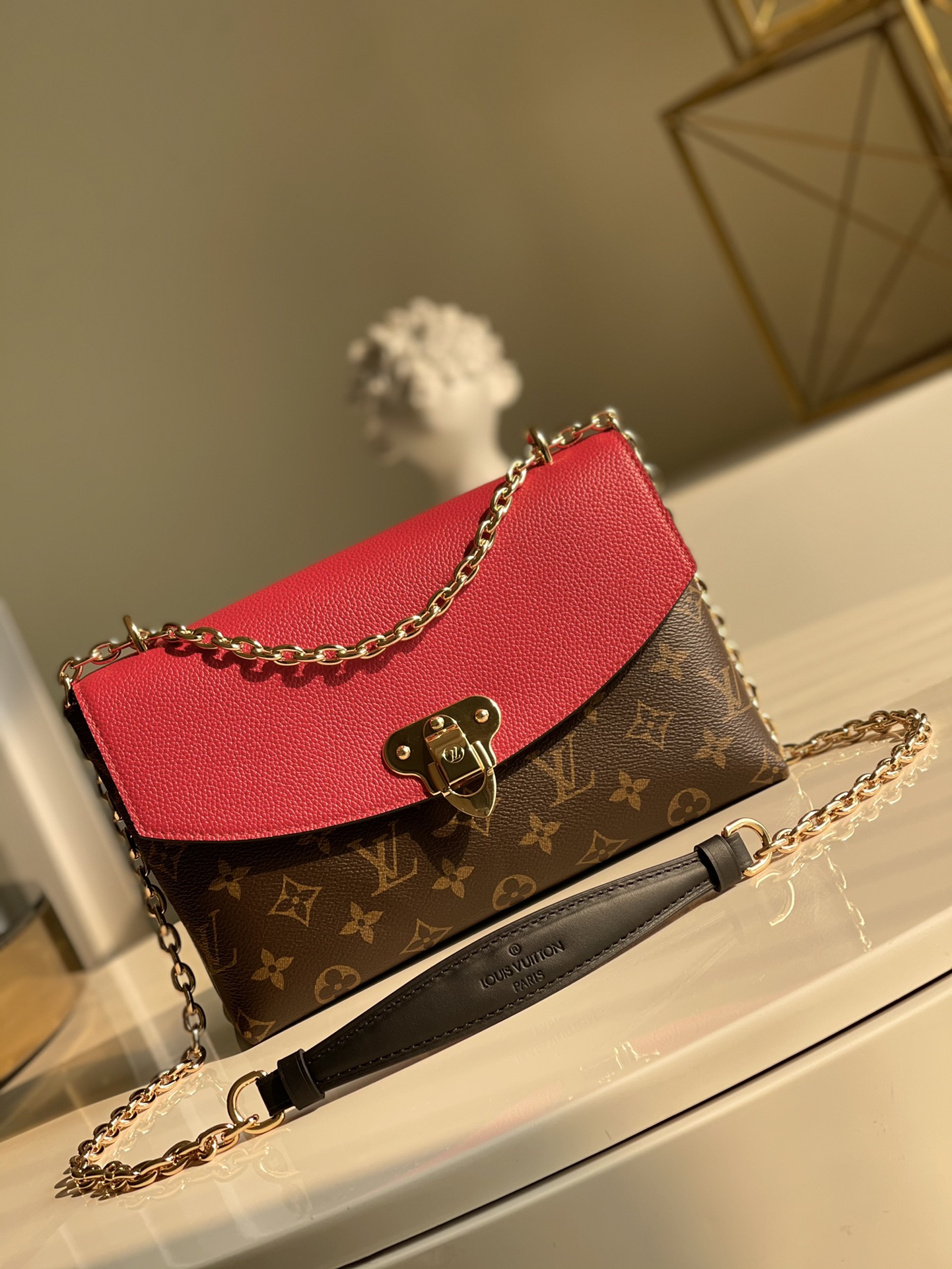 NO:396393,【Exclusive real photo M43713 red】M43713/M43714/M43715, Monogram canvas paired with soft colorful leather, and the shiny golden buckle borrows the classic design of Louis Vuitton suitcase. It is suitable for matching the size of day and evening dressing, and can easily store a long wallet and other personal items. Size: 27218.5CM F., LV [original leather], louis vuitton, louis vuitton19860909【独家实拍M43713红】M43713/M43714/M43715 ,以Monogram帆布搭配柔软的彩色皮革,闪闪发亮的金色搭扣借鉴了路易威登旅行箱的经典设计.适合搭配日间与晚间着装的尺寸大小,可轻松存放一只长款钱夹以及其他个人用品.Size:27218.5CM F.,LV【原厂皮】,louis vuitton,louis vuitton,Bag