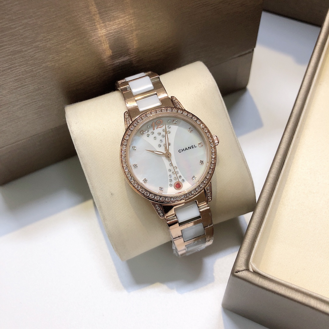 💰350  香奈儿⌚️新款.颜值气质单品优雅唯美.316精钢壳套手工全镶嵌施华洛水晶钻，独具一格，美不可言另有光圈更彰显个性采用珍藏版深海贝母表盘，更显珍贵进口石英机芯，搭配时下最in最火的陶瓷间全钢表带。璀璨时符恒久夺目尺寸32mm*8mm