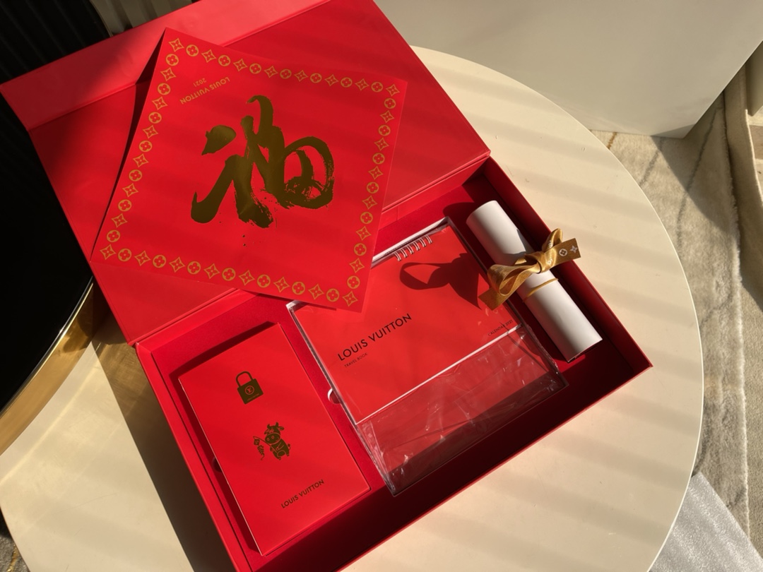 NO:396390,[Exclusive real photo of the New Year four-piece set] New Year four-piece set New Year couplet New Year red envelope New Year calendar New Year blessing characters i., LV [original leather], louis vuitton19860909【独家实拍新年四件套】新年4件套 新年对联 新年红包 新年日历 新年福字 i.,LV【原厂皮】,louis vuitton,Bag