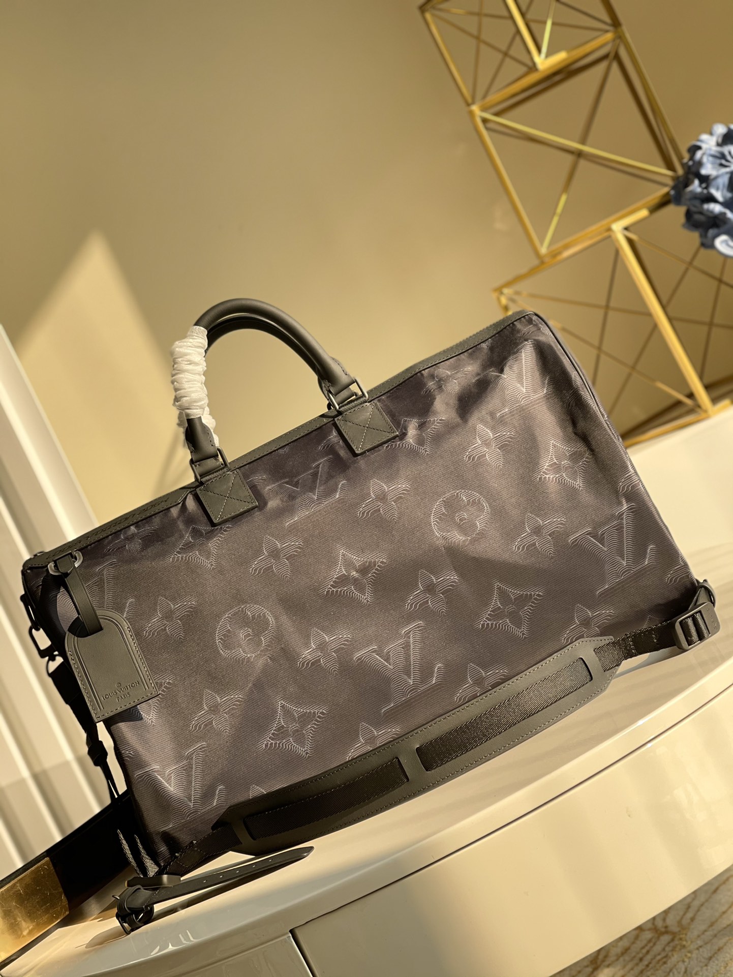 NO:396387,【Exclusive real photo M45602】Double-sided travel bag This 2054 Reversible Keepall Bandoulière 50 travel bag is green on one side and gray on the other side. Made of nylon and decorated with Monogram 3D effect printing. The bold trompeta design presents a convex weaving effect for this pattern. There is a set of handles on the inside and outside of the handbag. When the handbag is turned over, the zipper bag can also be moved from the inner layer to the outer layer. Size 50 x 29 x 23 t.870, LV [original leather], louis vuitton, versace19860909【独家实拍M45602】双面旅行袋 本款 2054 Reversible Keepall Bandoulière 50 旅行袋一面为绿色,另一面为灰色和黑色.由锦纶制成,饰有 Monogram 3D 效果印花,大胆的错视画设计为此图案呈现凸面织纹效果.手袋内外层各有一套手柄.当把手袋翻面时,拉链袋也可从内层移动到外层.尺寸50 x 29 x 23 t.870,LV【原厂皮】,louis vuitton,versace,Bag