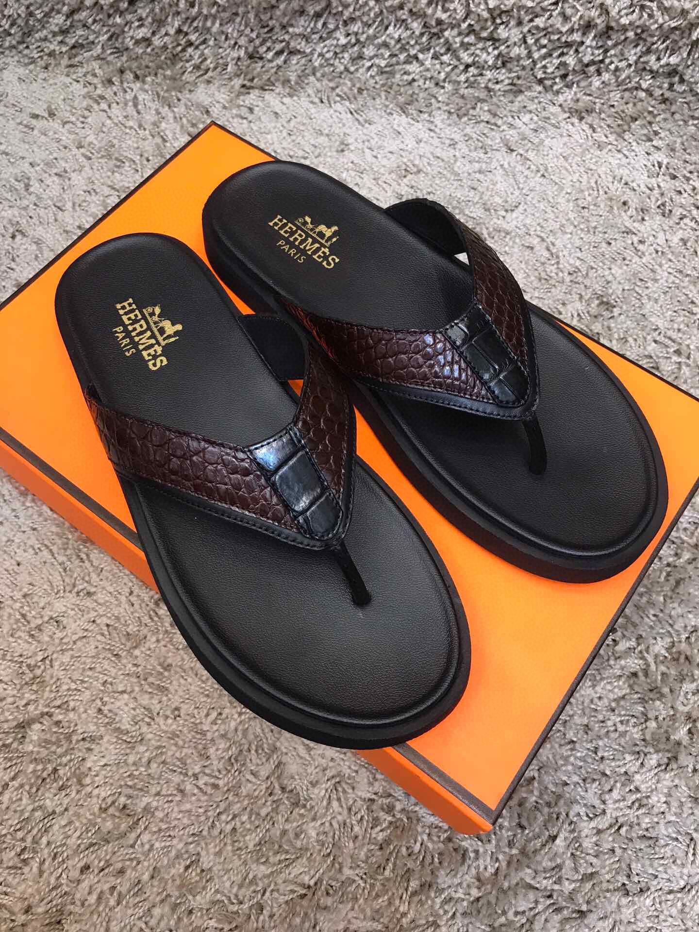 NO:272452,The store manager's grand recommendation official website latest summer [Crocodile belly] sandals simple and fashionable, luxurious and atmospheric, gentlemanly demeanor, Baidu casual and elegant 38/45; tire bottom is the highlight, wear-resistant and non-slip, absolutely suitable for you who know how to taste life!  ,19860909批 店长隆重推荐官网最新夏季【湾鳄鱼肚皮】凉拖 简单时尚 奢华大气 绅士风度百度 休闲不失气质 38/45；轮胎大底是亮点 耐磨防滑 绝对适合懂得品味生活的您！,,Men's shoes