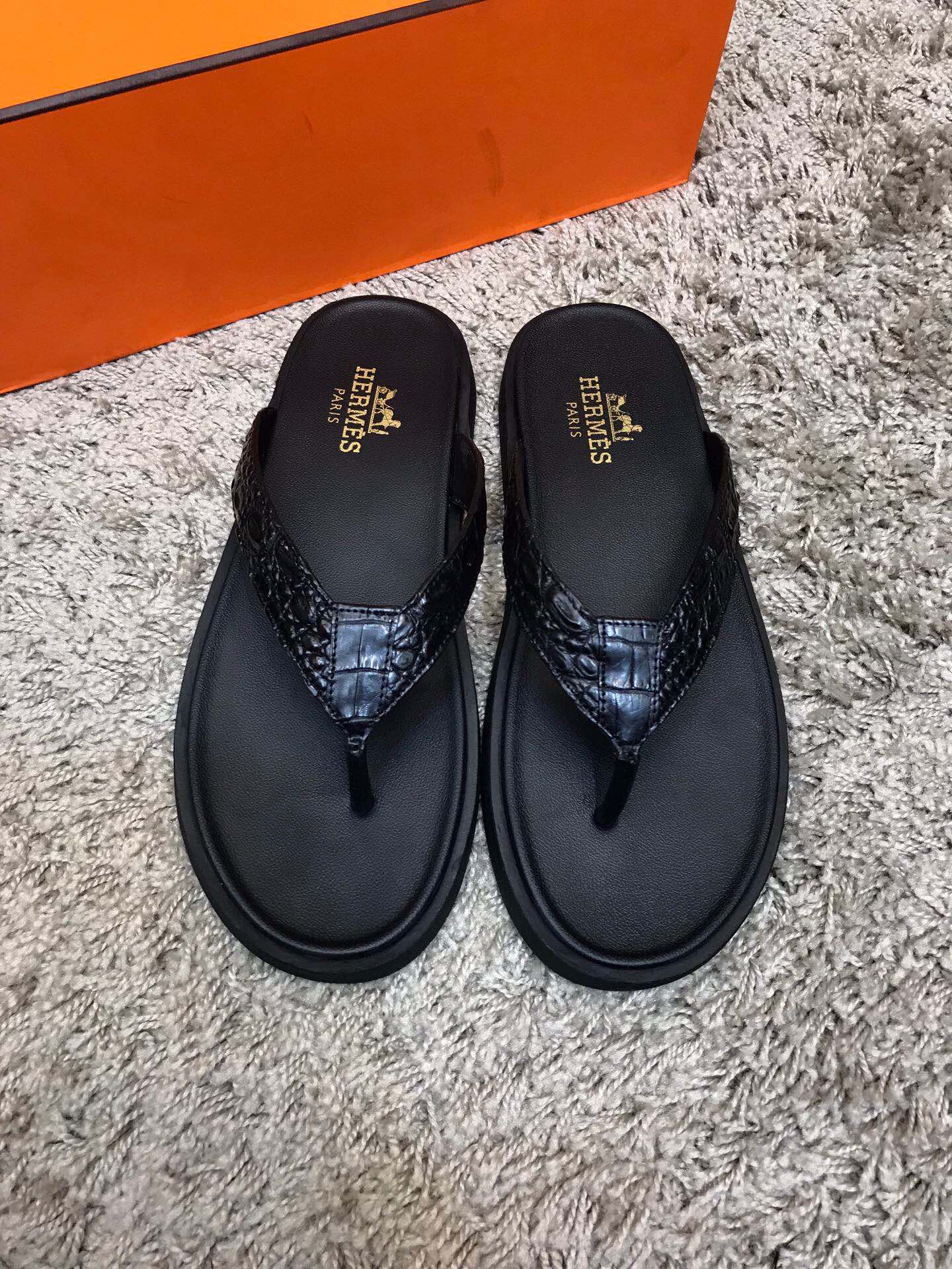 NO:272454,The store manager's grand recommendation This year's new product The latest summer [Bay Crocodile Belly] Sandals Simple and fashionable Luxury and atmospheric Gentlemanly Baidu Casual and yet elegant 38/45; the tire bottom is the highlight, wear-resistant and non-slip, absolutely suitable for you who know how to taste life!  ,19860909批 店长隆重推荐 今年新品 官网最新夏季【湾鳄鱼肚皮】凉拖 简单时尚 奢华大气 绅士风度百度 休闲不失气质 38/45；轮胎大底是亮点 耐磨防滑 绝对适合懂得品味生活的您！,,Men's shoes