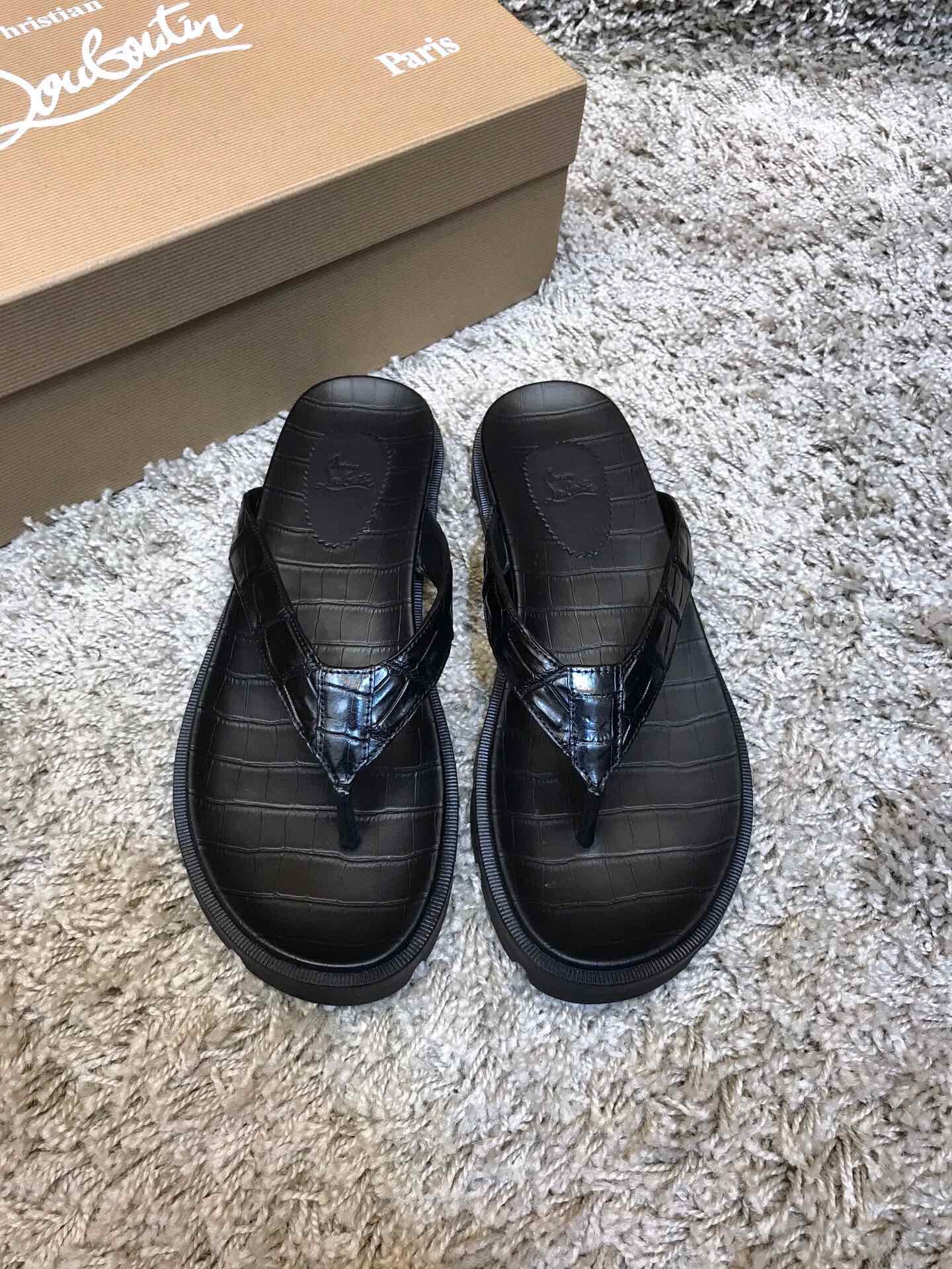 NO:272450,The store manager recommends [Crocodile Sandwich Premium Product] Thai Siamese crocodile leather, counter quality, quality level, simple and fashionable, luxurious and atmospheric, gentlemanly style, Baidu, casual and elegant 38/45; tire bottom is the highlight, wear-resistant and non-slip, absolutely suitable for you who know how to taste life!  , crocodile skin19860909批 店长隆重推荐【鳄鱼凉拖臻品】泰国暹罗鳄鱼皮 专柜精品 质量属精品级别 简单时尚 奢华大气 绅士风度百度 休闲不失气质 38/45；轮胎大底是亮点 耐磨防滑 绝对适合懂得品味生活的您！,,crocodile skin,Men's shoes