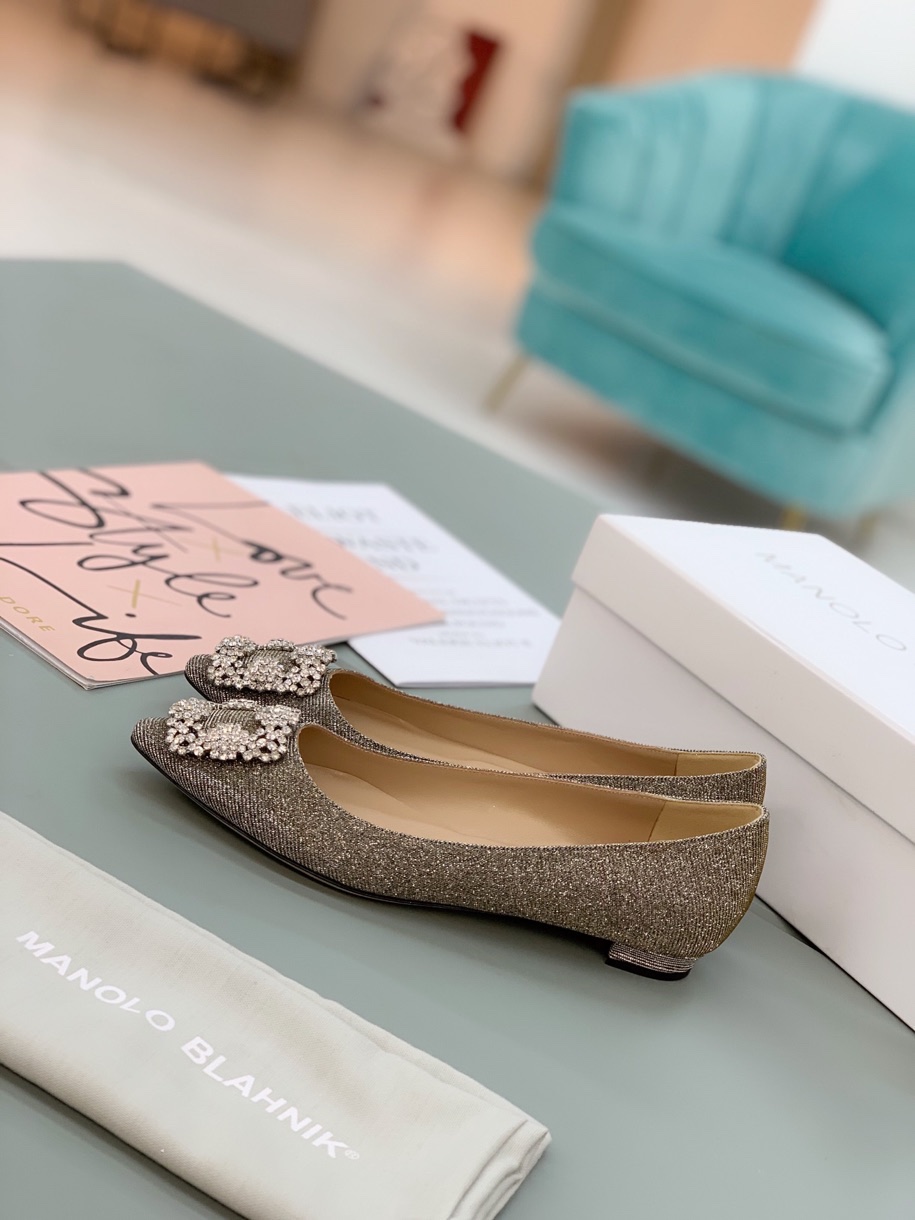 NO:167848,Out of top quality (can compare the low-end market pictures) Manolo Blahni*k long-term products 24 New Year MB eternal classic diamond buckle series Super super love MB This pair of high heels The design of diamond buckle is super beautiful. I want to re-enter different colors. Daily commuting, date, wedding shoes, etc. The style is super positive, the workmanship details are perfect. Original mold opening (not the ordinary version of the market) MB classic recommended model ~ Material: Original custom Greet/satment fabric Inner imported sheepskin inner hardware original Swarovski crystal diamond Size 34-42 sizes 34/40/41/42 custom-made non-return and exchange Sole Italian leather outsole Heel height 2cm. 5cm.7cm. 10cm Full package, single shoes, manolo blahnik, manolo blahnik, high  heels, sheepskin, silk fabric, Leather soles19860909出 顶级品质(可对比市场盗图低端)Manolo Blahni*k长期做货 24新春MB永恒经典钻扣系列 超级超级爱MB这双高跟鞋 钻扣的设计超级美 好想再入不同色 日常 通勤 约会 婚鞋等必备 版型超正 做工细节完美 原版开模（不是市场的普通版本）MB经典推荐款~ 材质:原版定制格力特/绸缎面料 内里进口羊皮内里 五金原版施华洛水晶钻 码数34-42码 34/40/41/42定制不退换 鞋底意大利真皮大底 跟高2cm. 5cm.7cm. 10cm 配套全套包装,单鞋,manolo blahnik,manolo blahnik,high heels,sheepskin,silk fabric,Leather soles,Women's Shoes